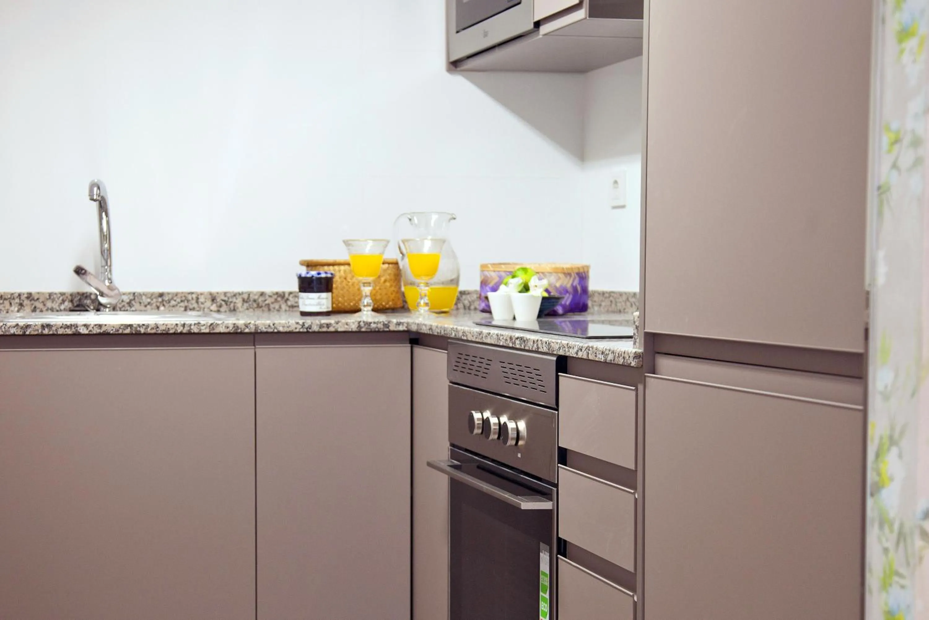 Kitchen or kitchenette in Feelathome Madrid Suites Apartments