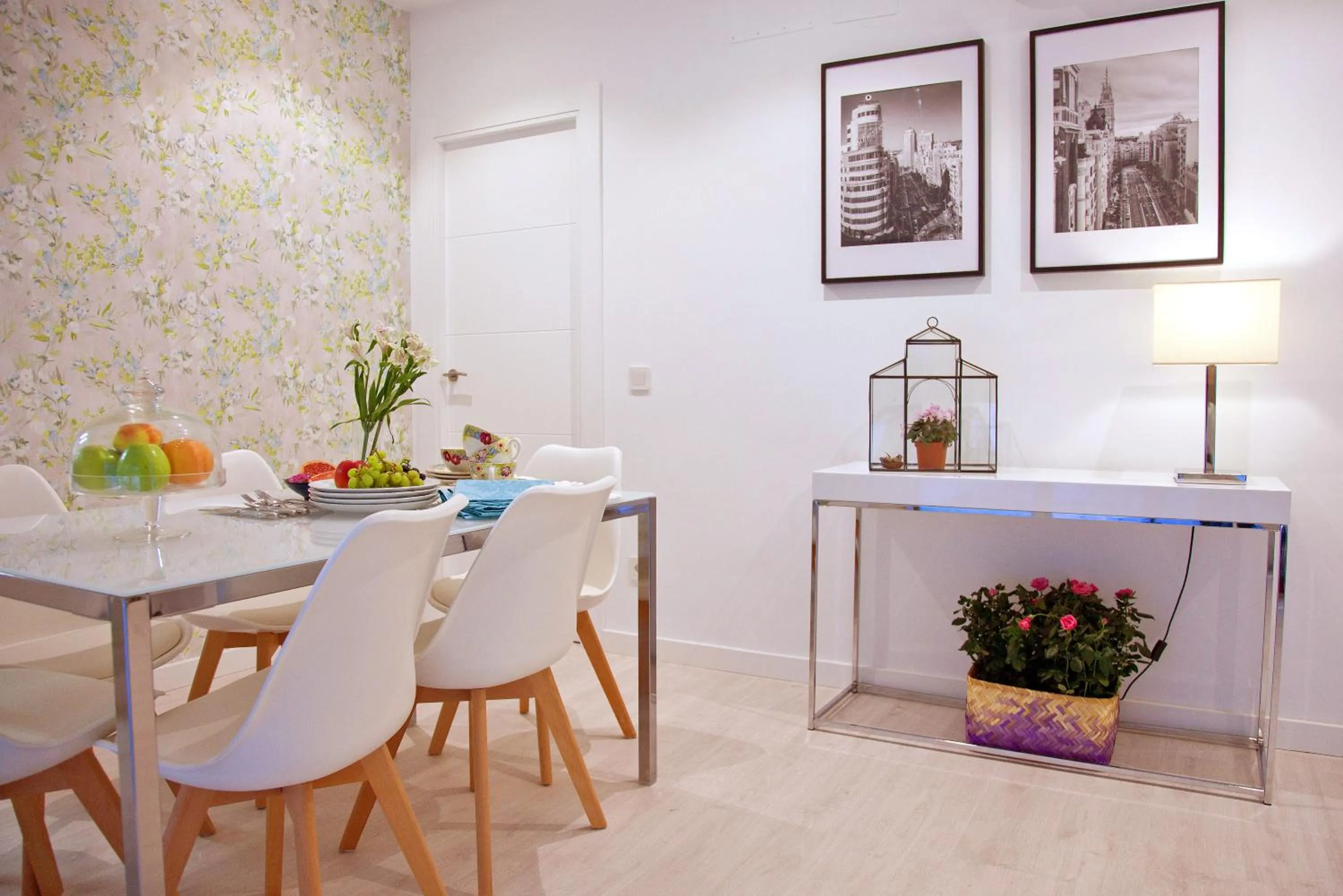 Dining area in Feelathome Madrid Suites Apartments