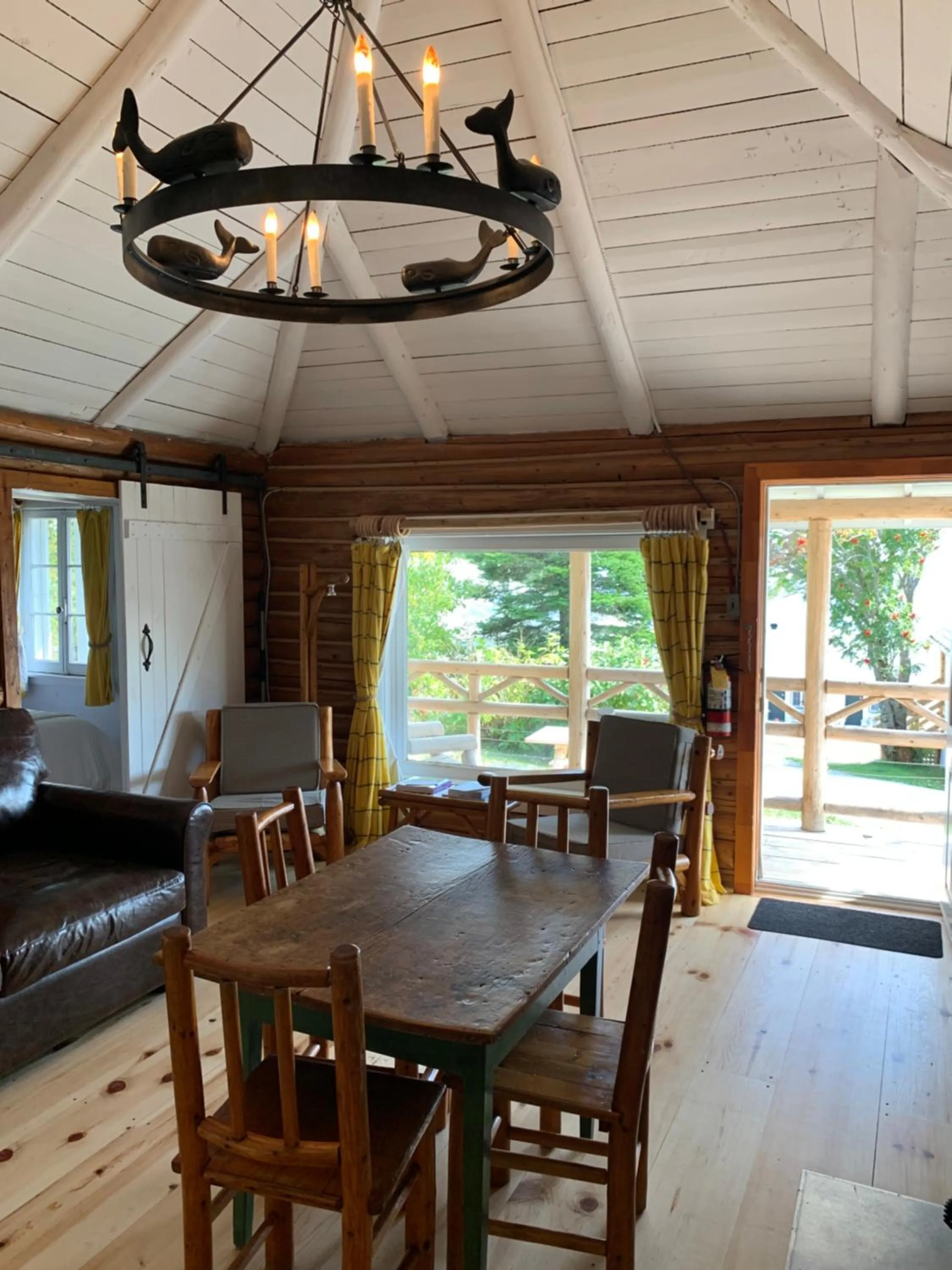 Communal lounge/ TV room in Au Pic de l'Aurore Motel-Chalets