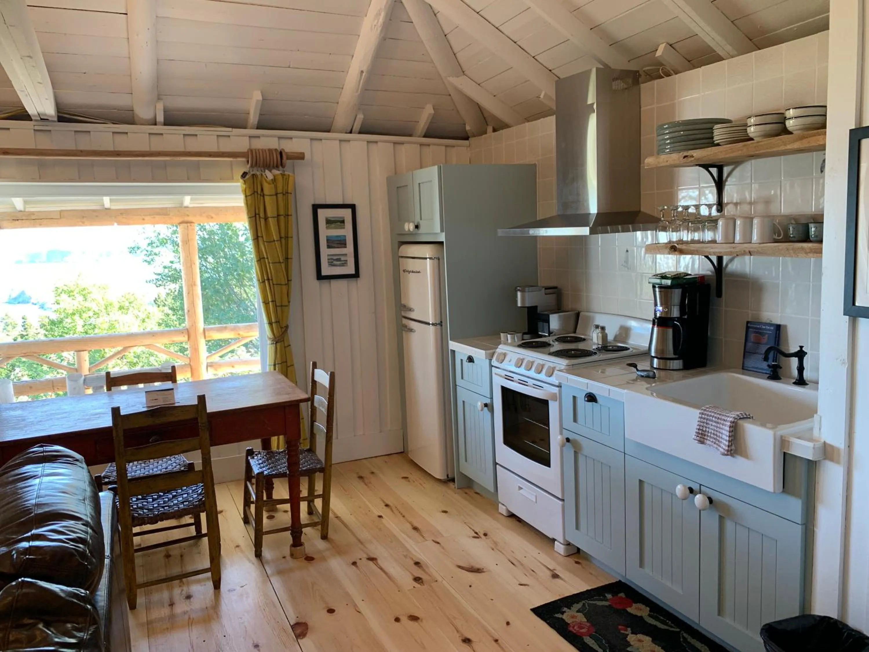 Coffee/tea facilities in Au Pic de l'Aurore Motel-Chalets