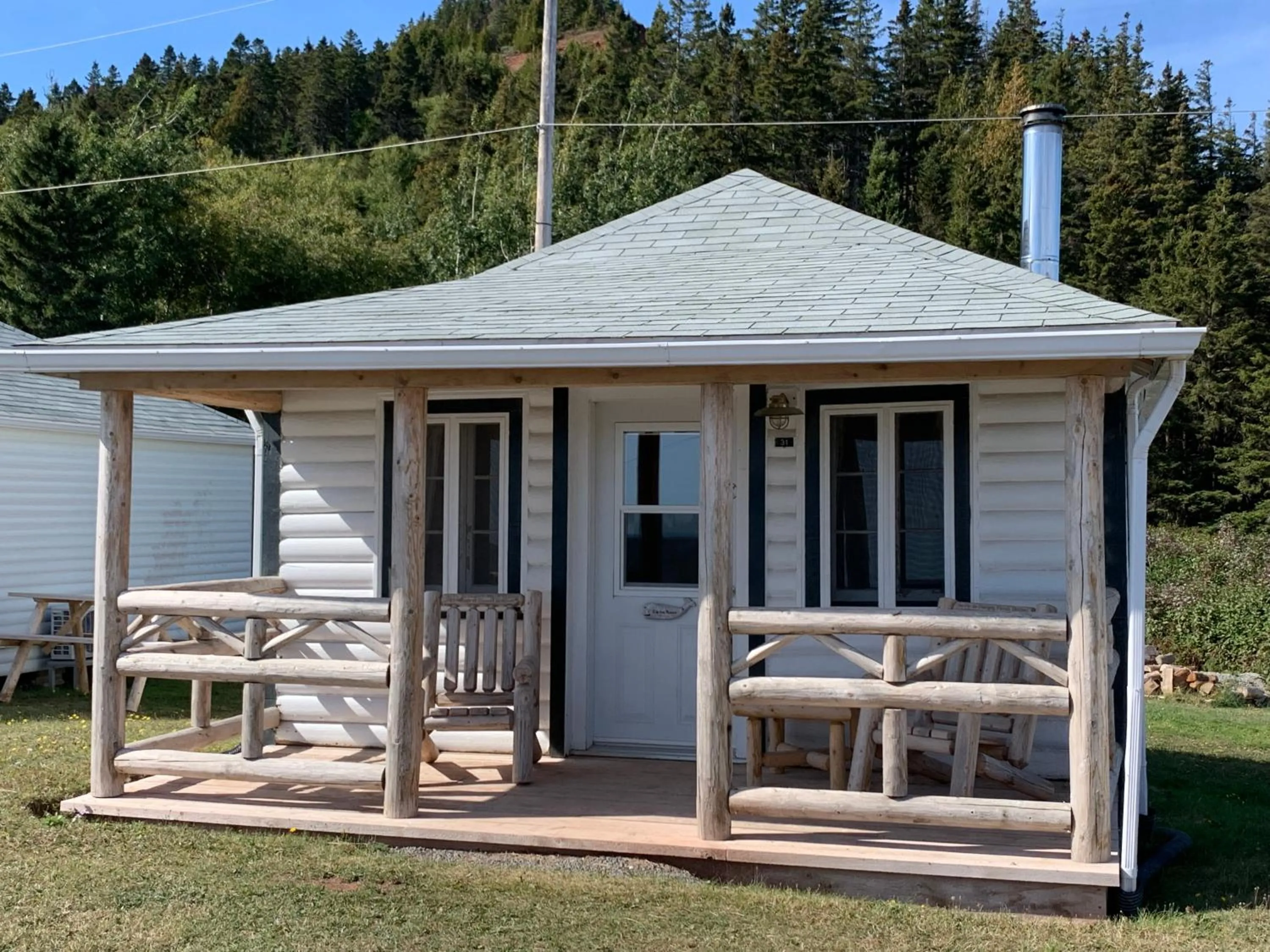 Patio in Au Pic de l'Aurore Motel-Chalets