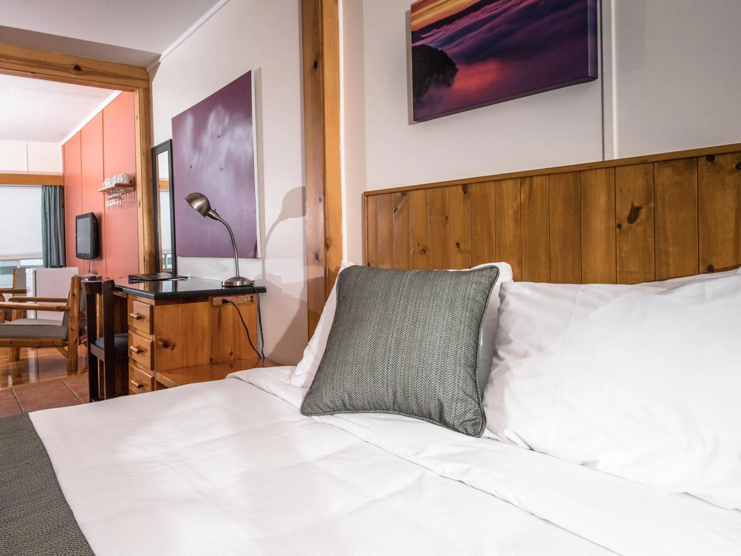 Bed in Au Pic de l'Aurore Motel-Chalets