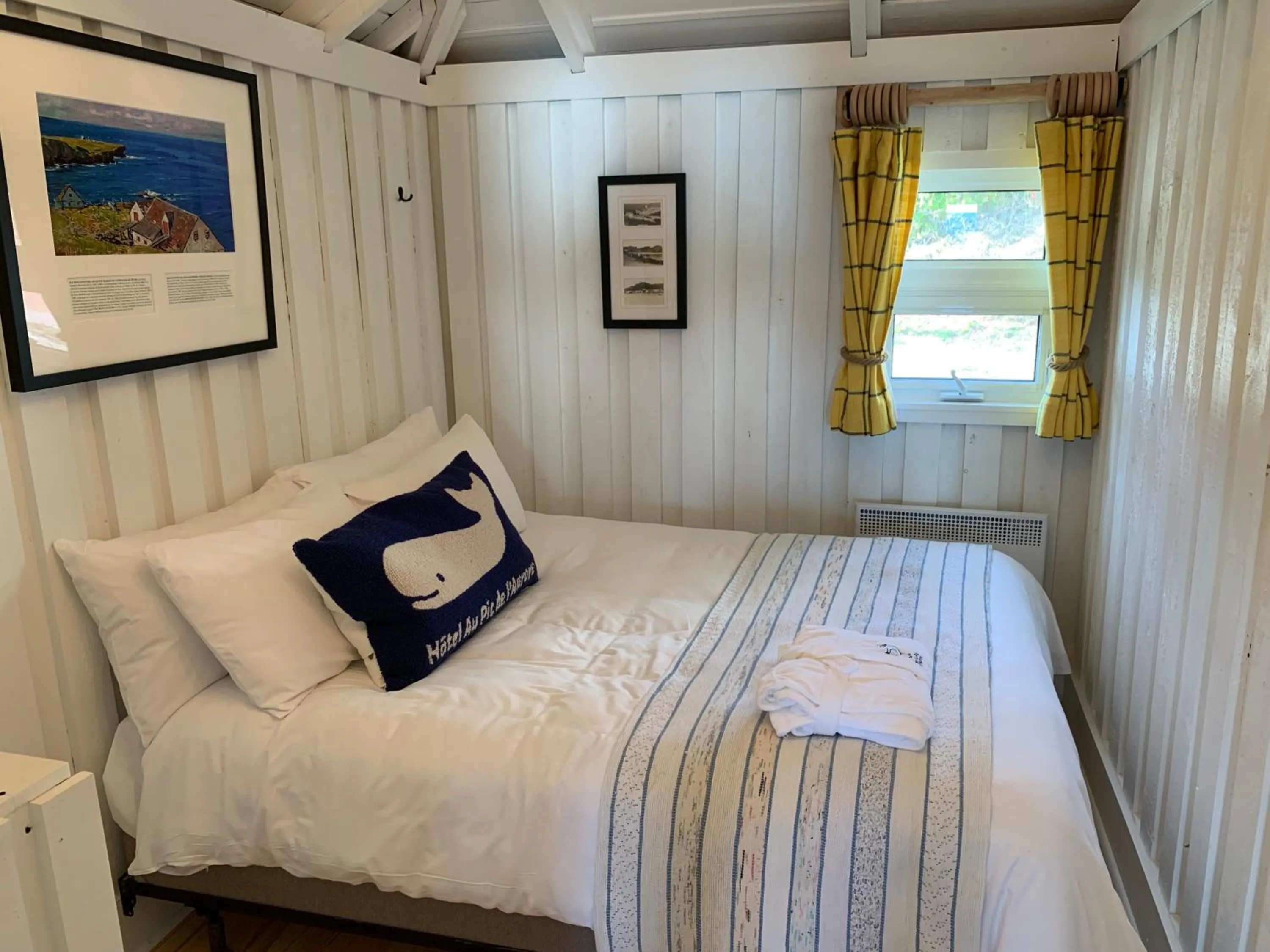 Bed in Au Pic de l'Aurore Motel-Chalets