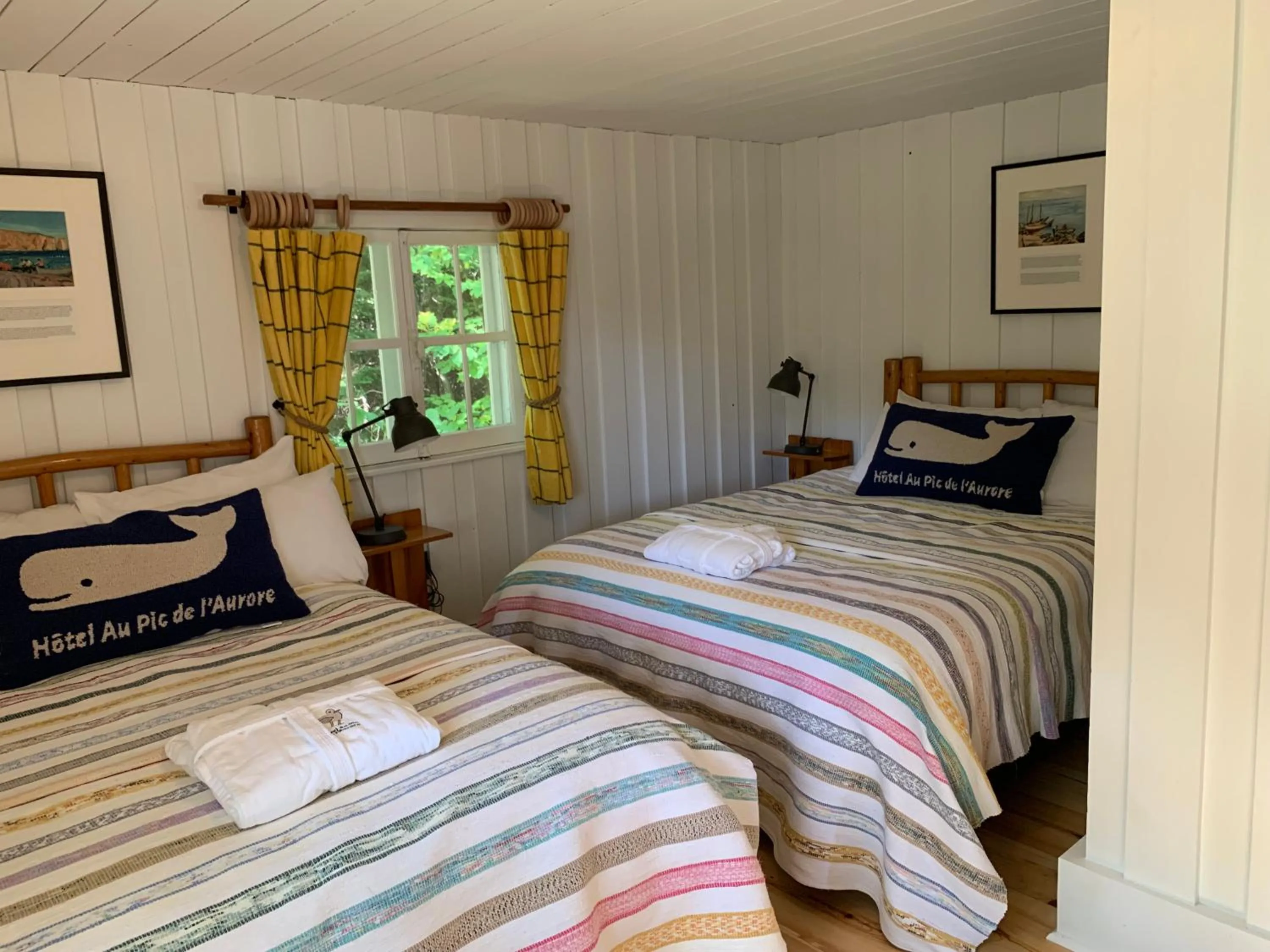 Bed in Au Pic de l'Aurore Motel-Chalets