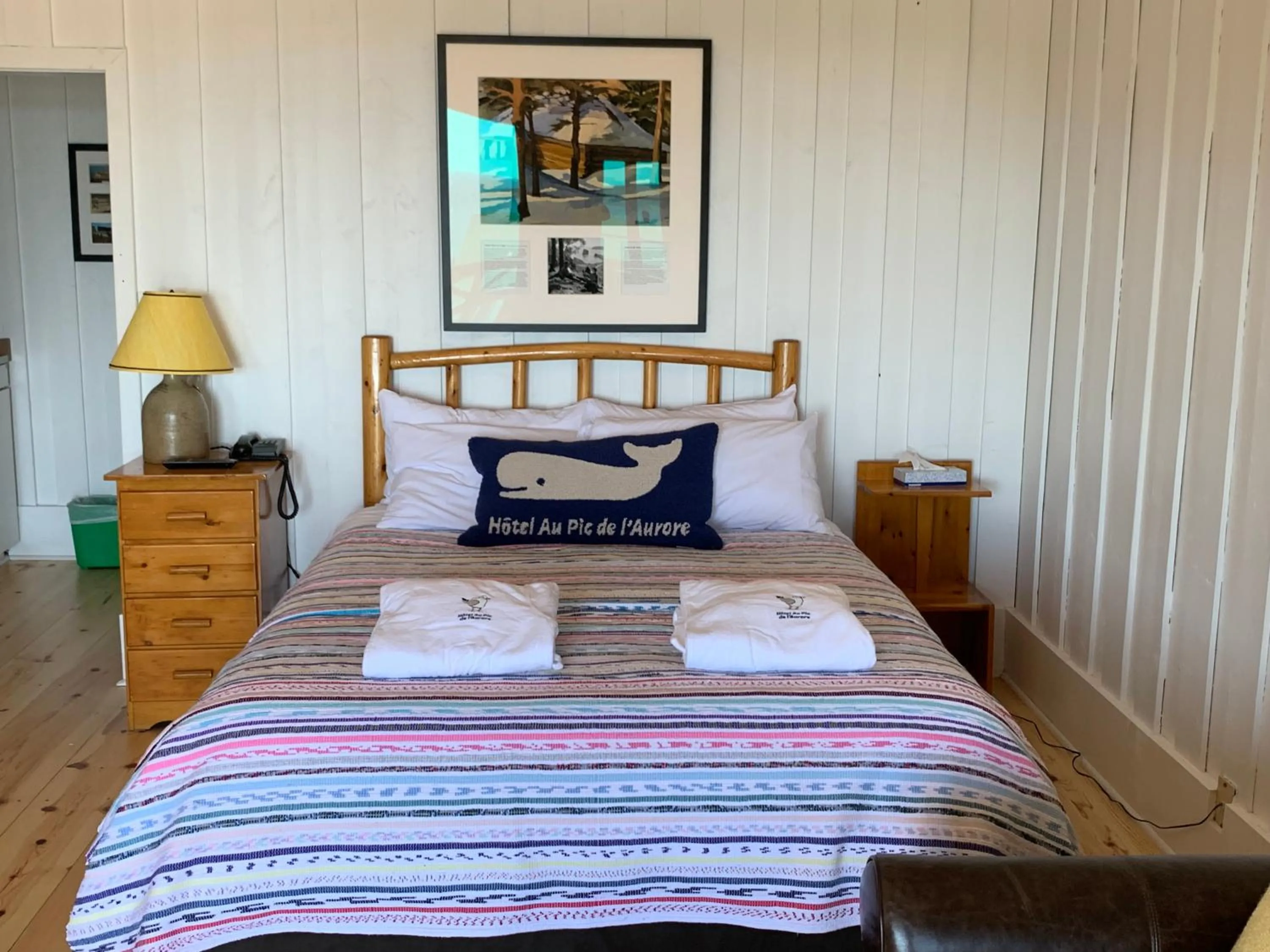 Bed in Au Pic de l'Aurore Motel-Chalets