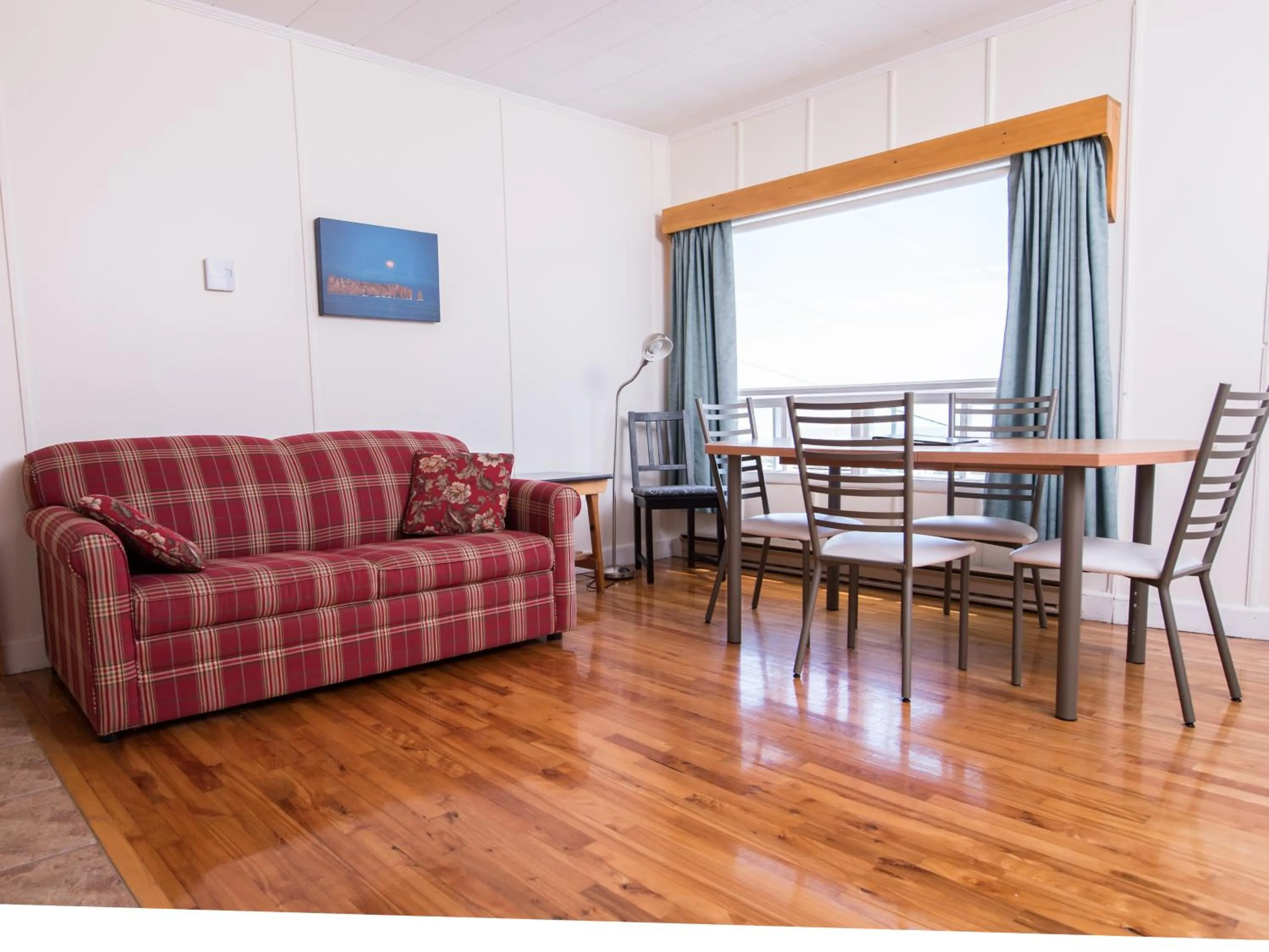 Kitchen or kitchenette in Au Pic de l'Aurore Motel-Chalets