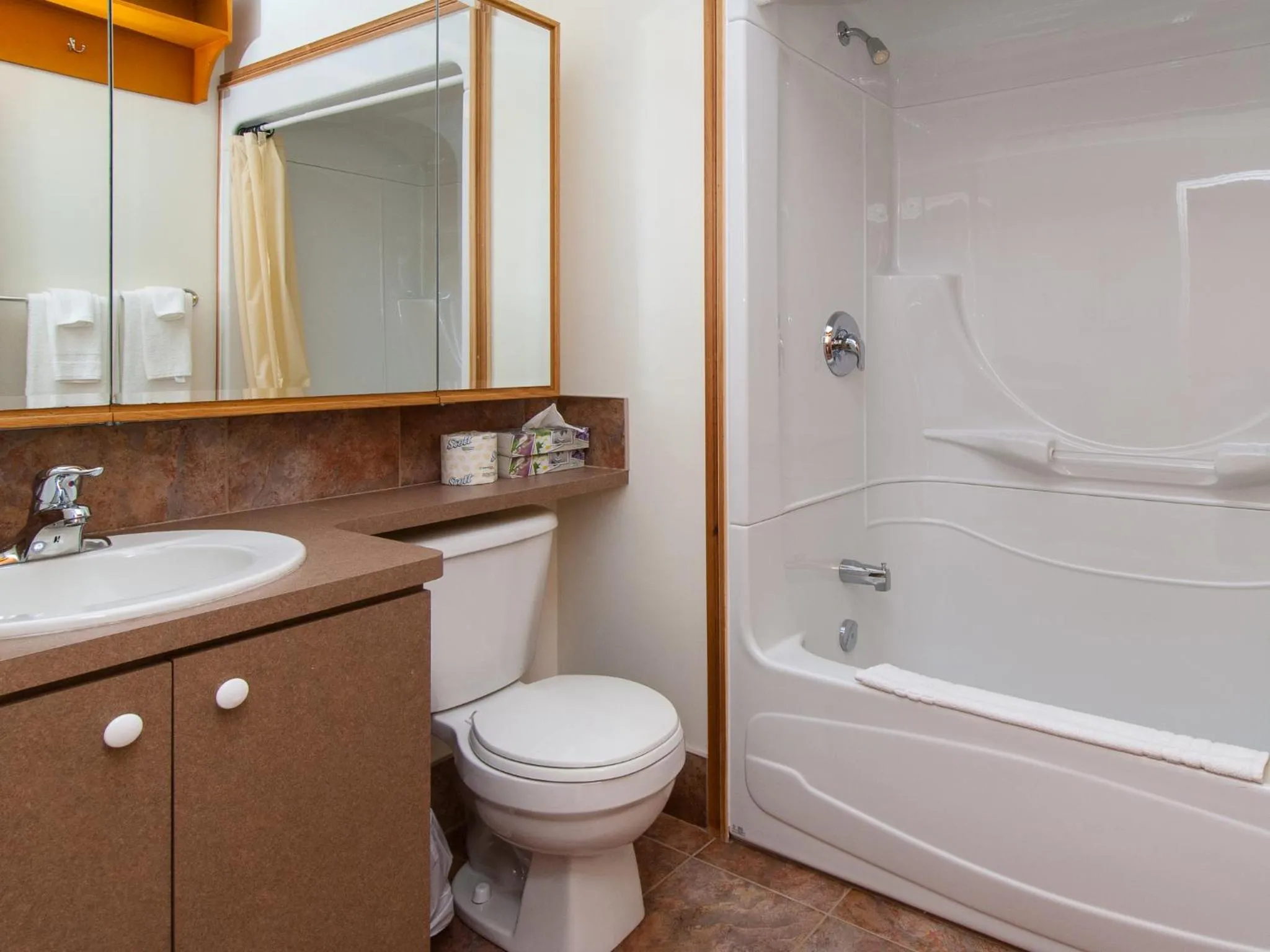 Bath in Au Pic de l'Aurore Motel-Chalets