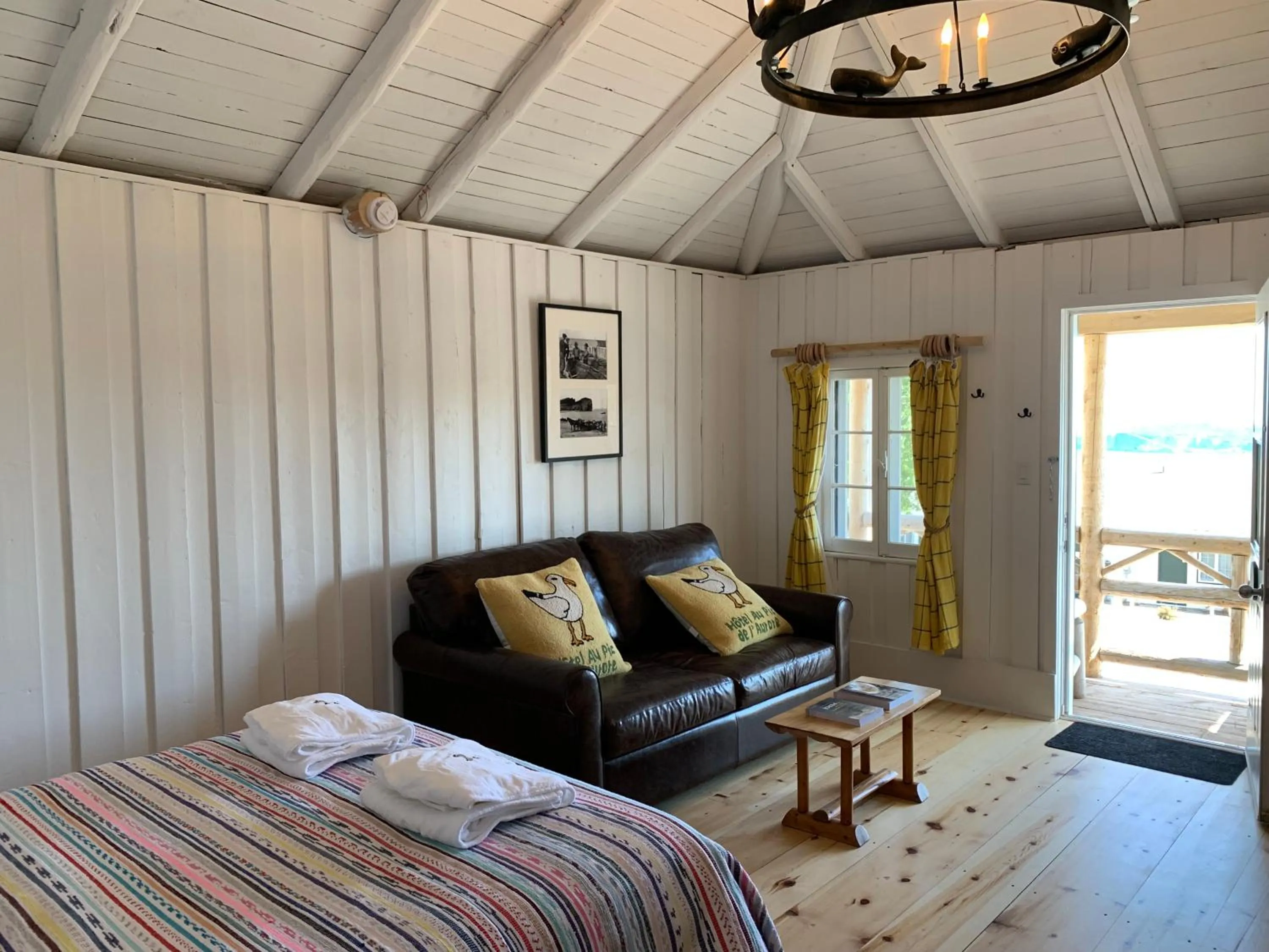 Living room, Bed in Au Pic de l'Aurore Motel-Chalets