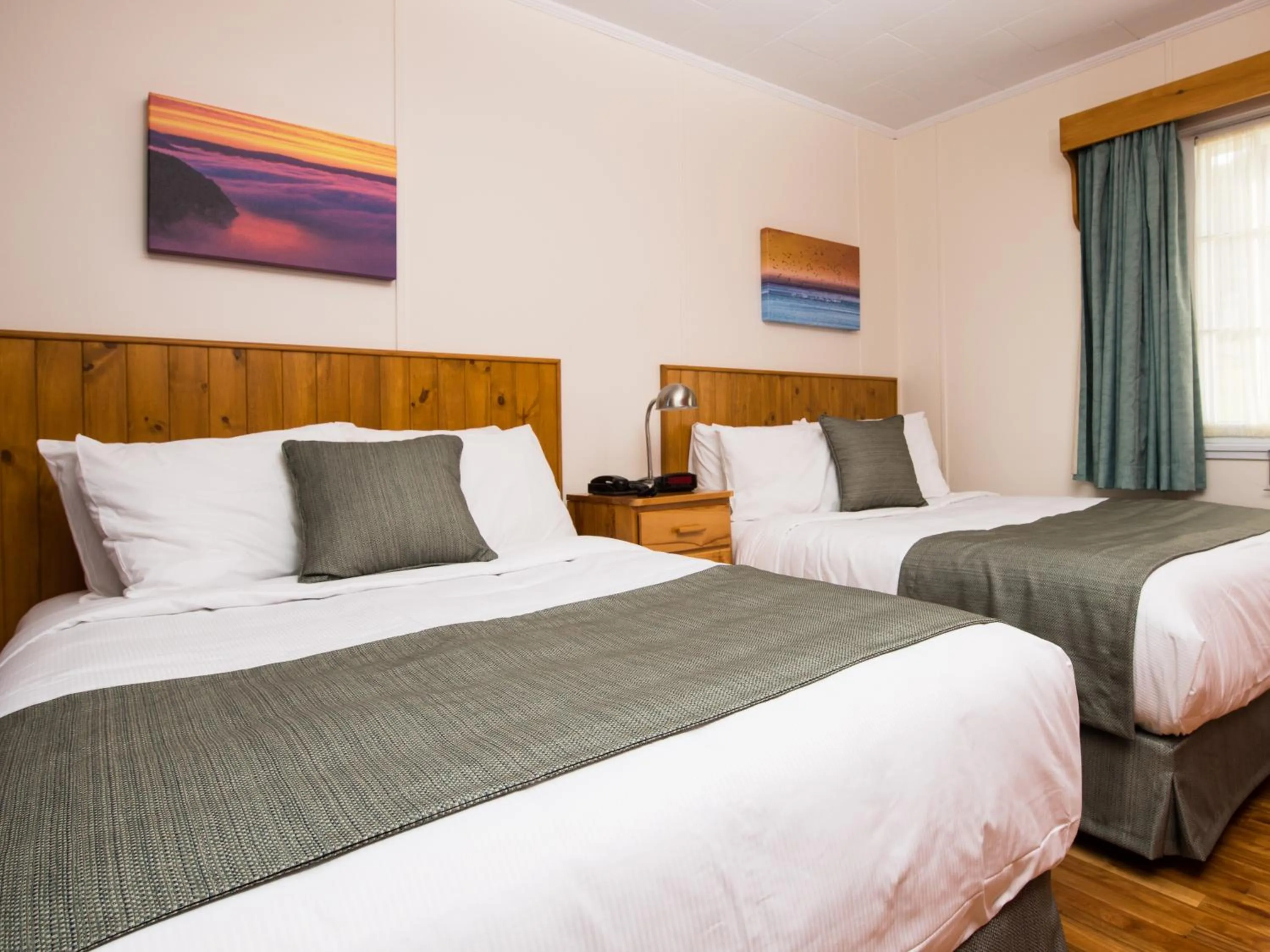 Photo of the whole room, Bed in Au Pic de l'Aurore Motel-Chalets