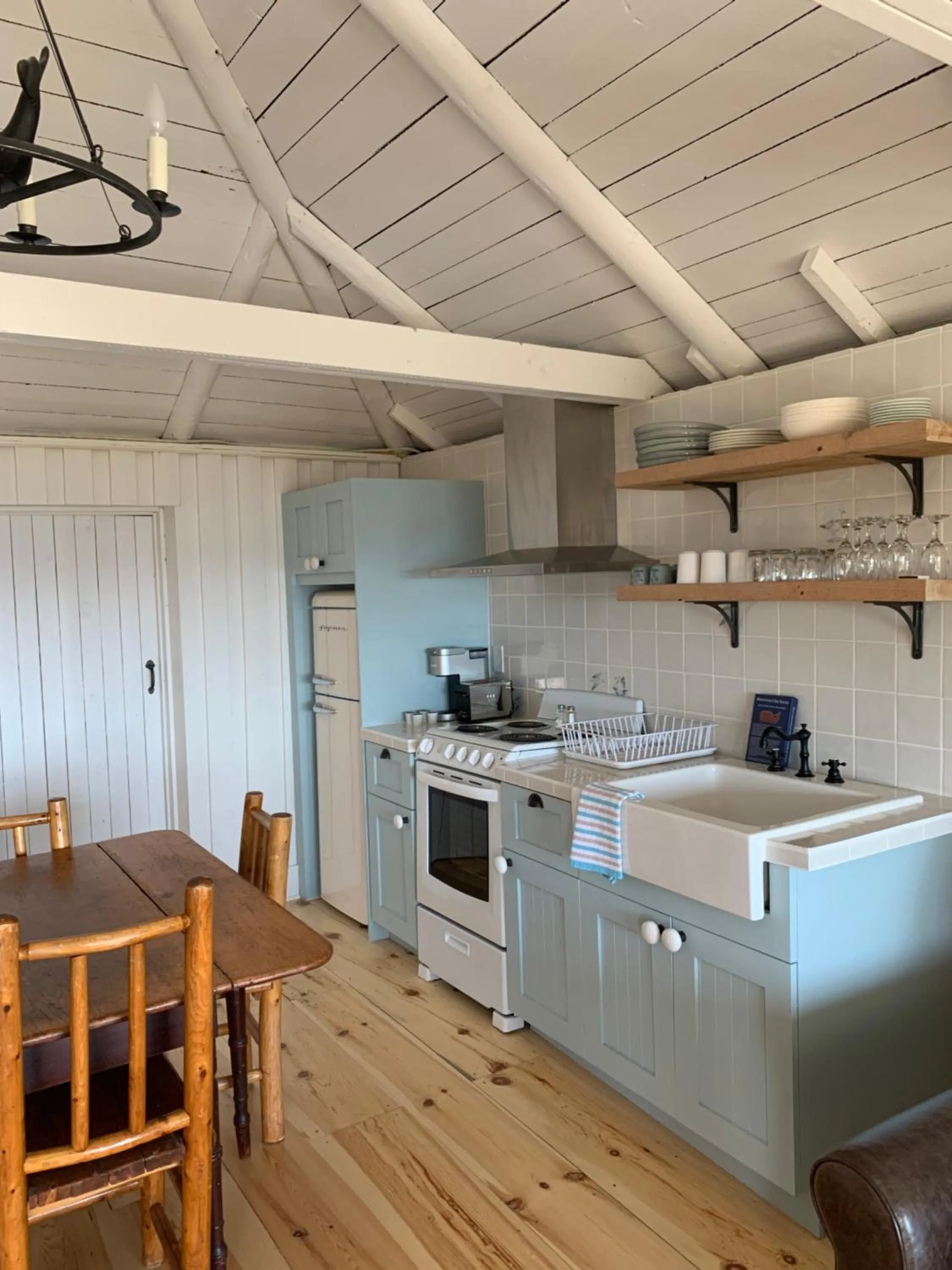 kitchen in Au Pic de l'Aurore Motel-Chalets