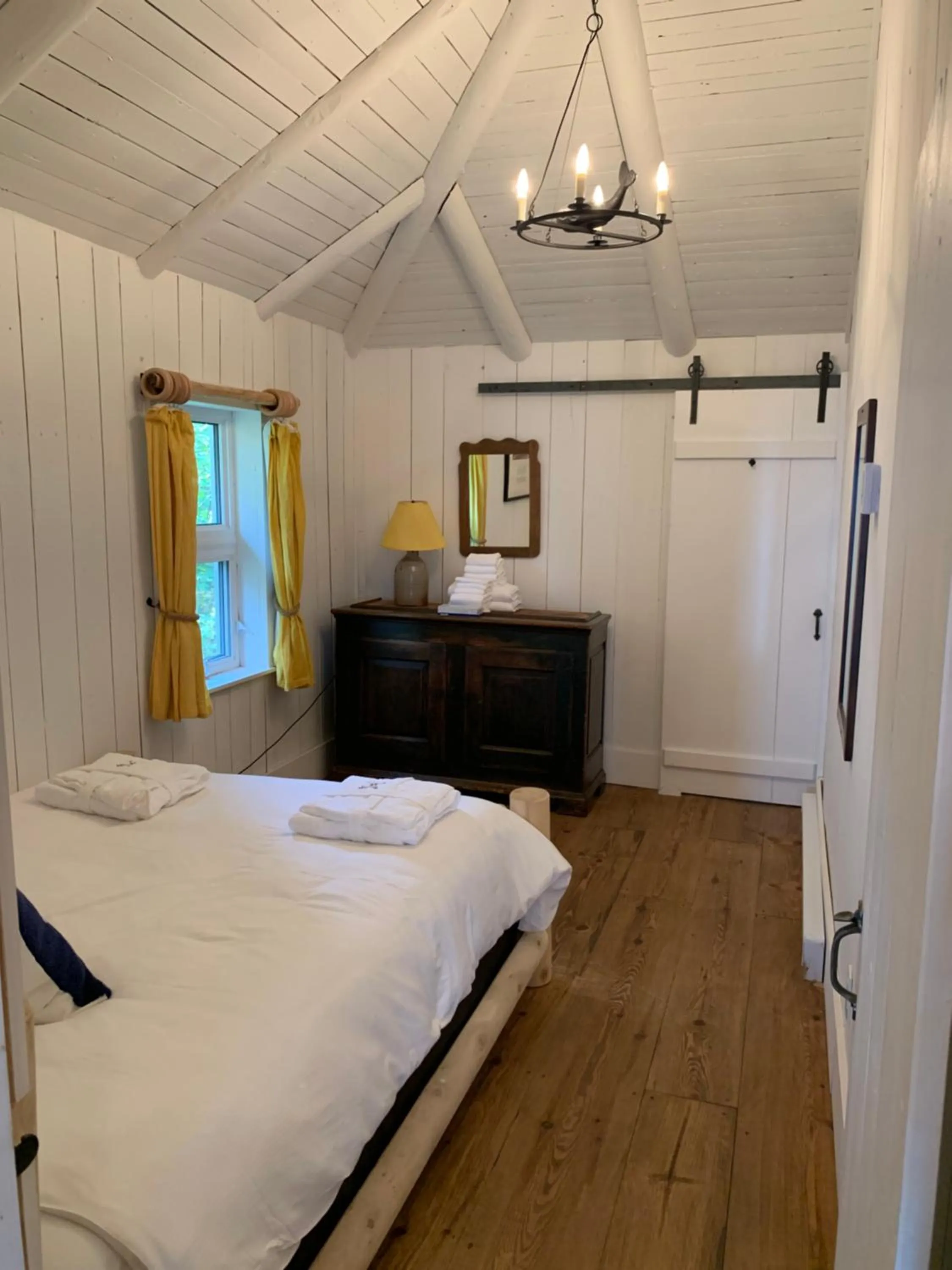 Bedroom, Bed in Au Pic de l'Aurore Motel-Chalets