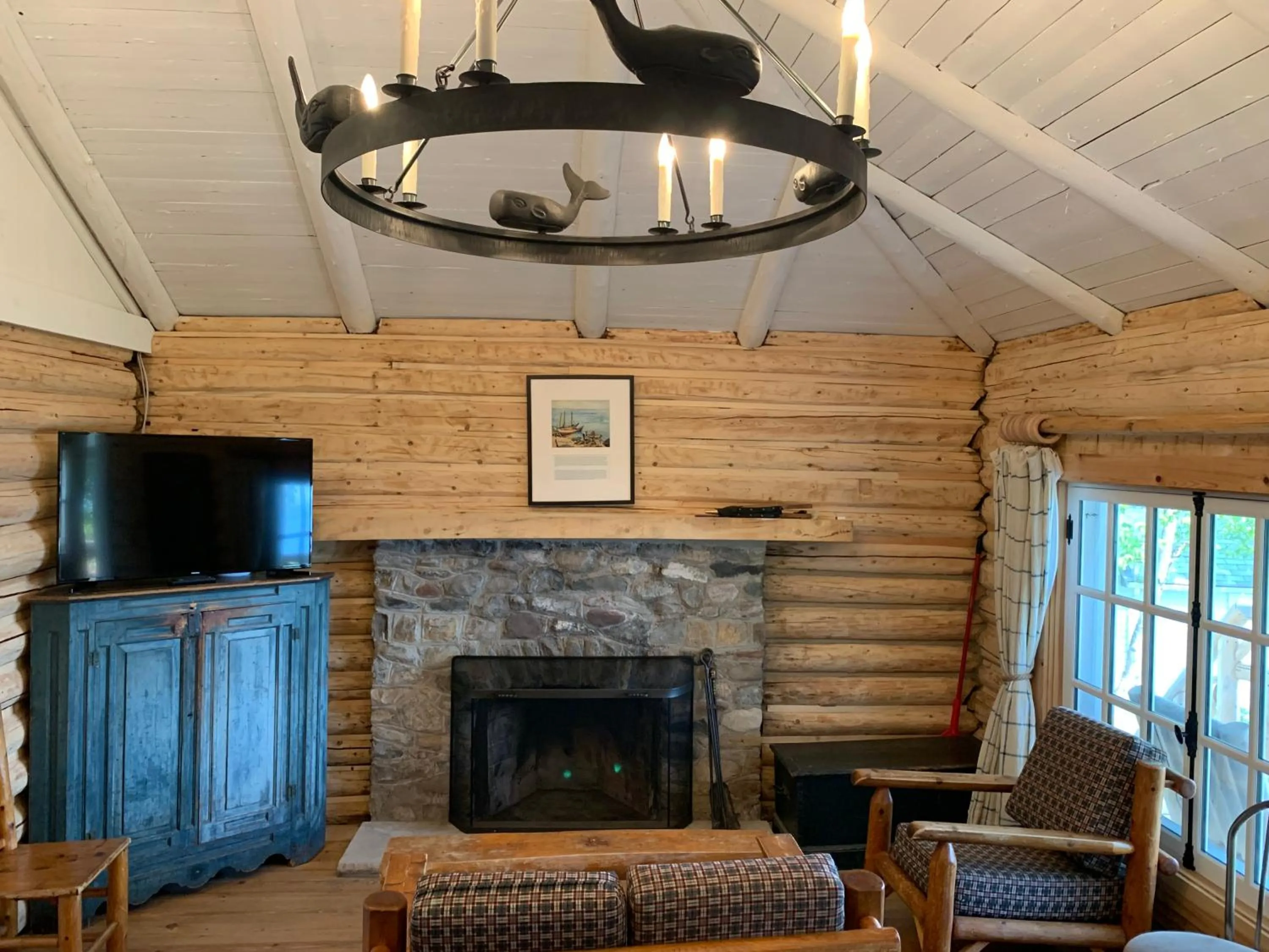 fireplace in Au Pic de l'Aurore Motel-Chalets