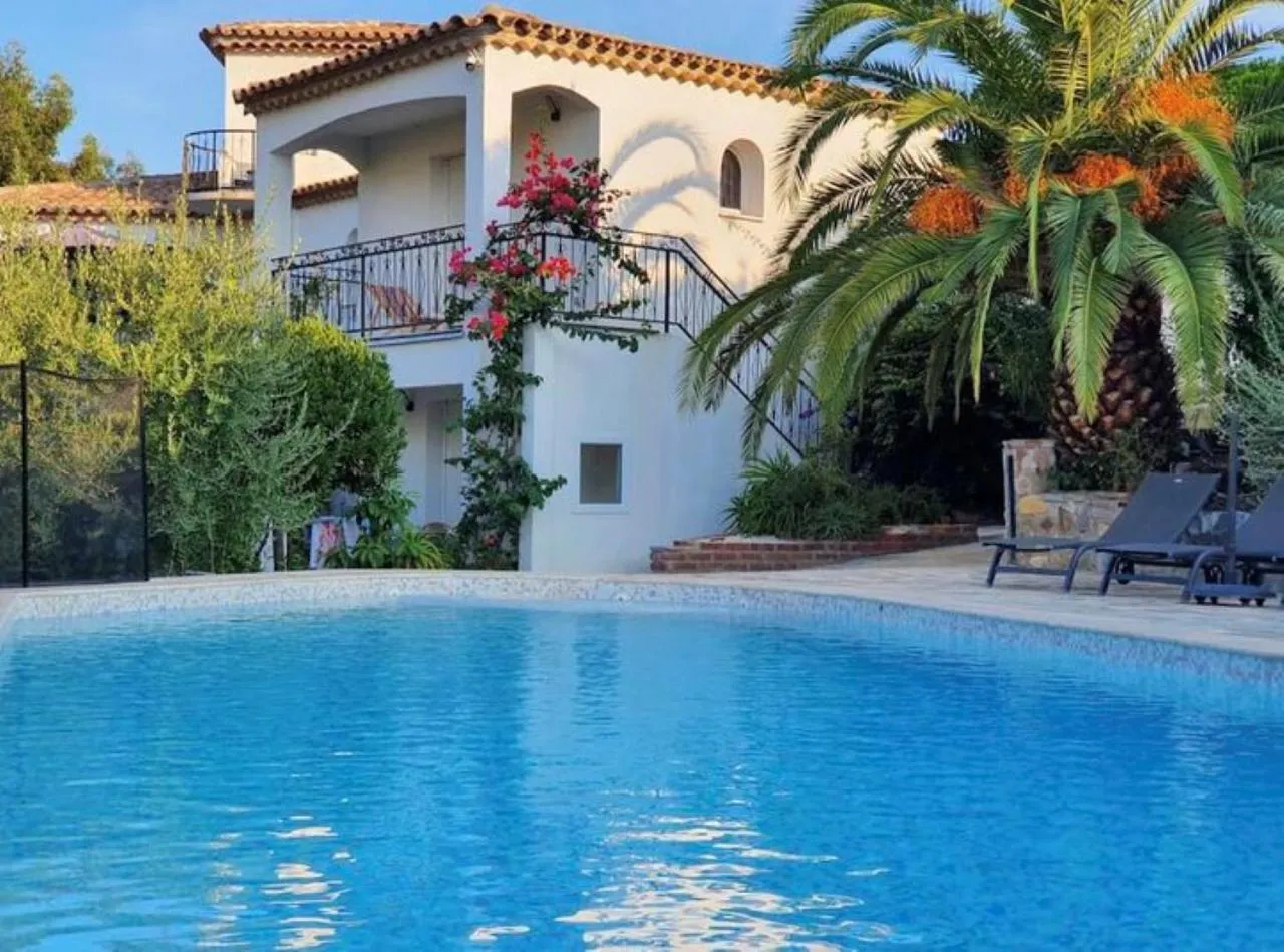 Pool view in Maxima Sunset