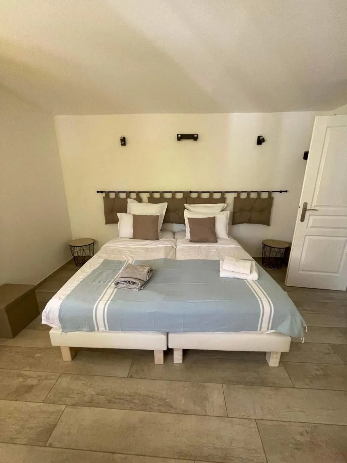 Bedroom, Bed in Maxima Sunset