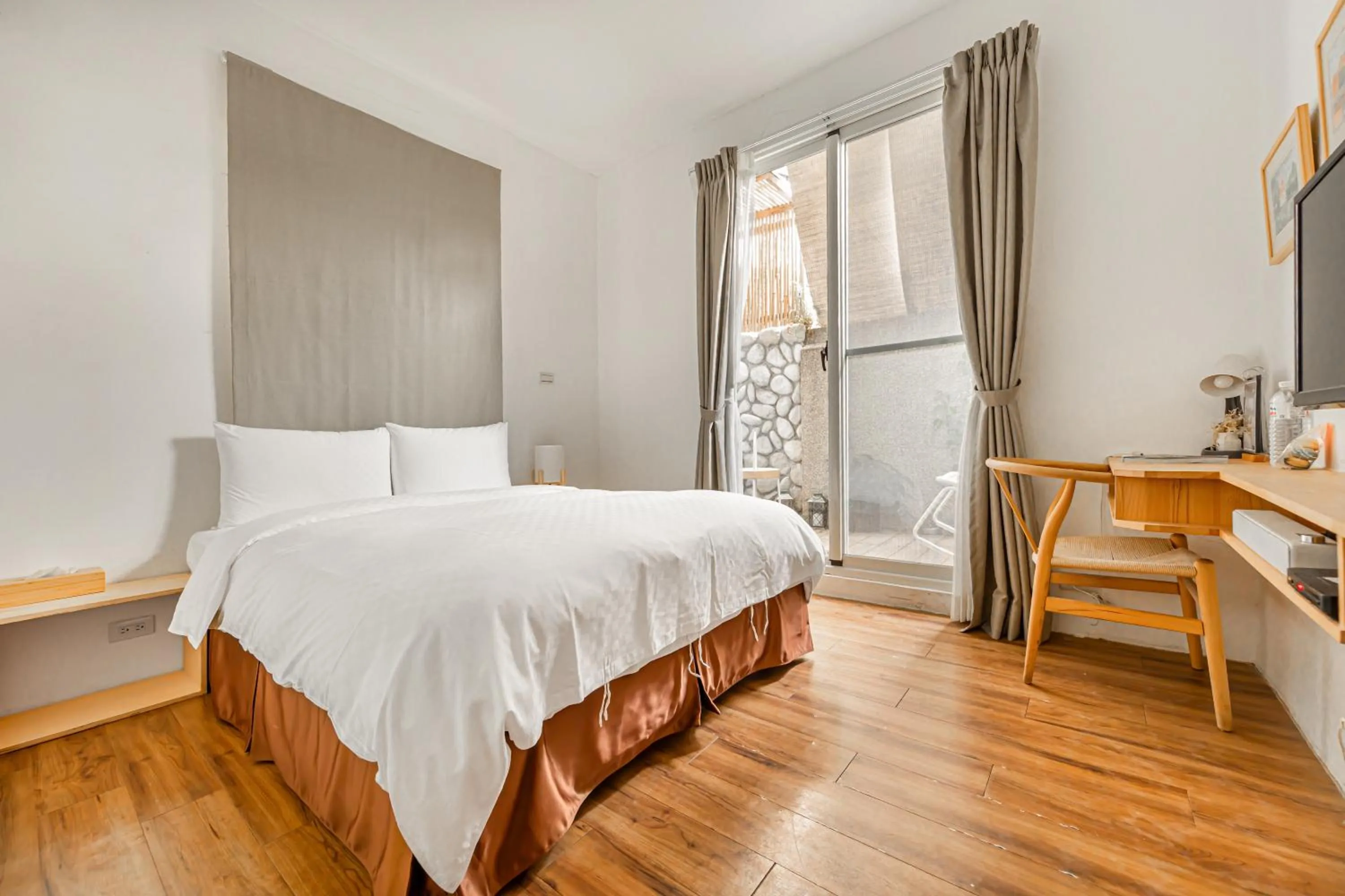 Photo of the whole room, Bed in IsShoNi house