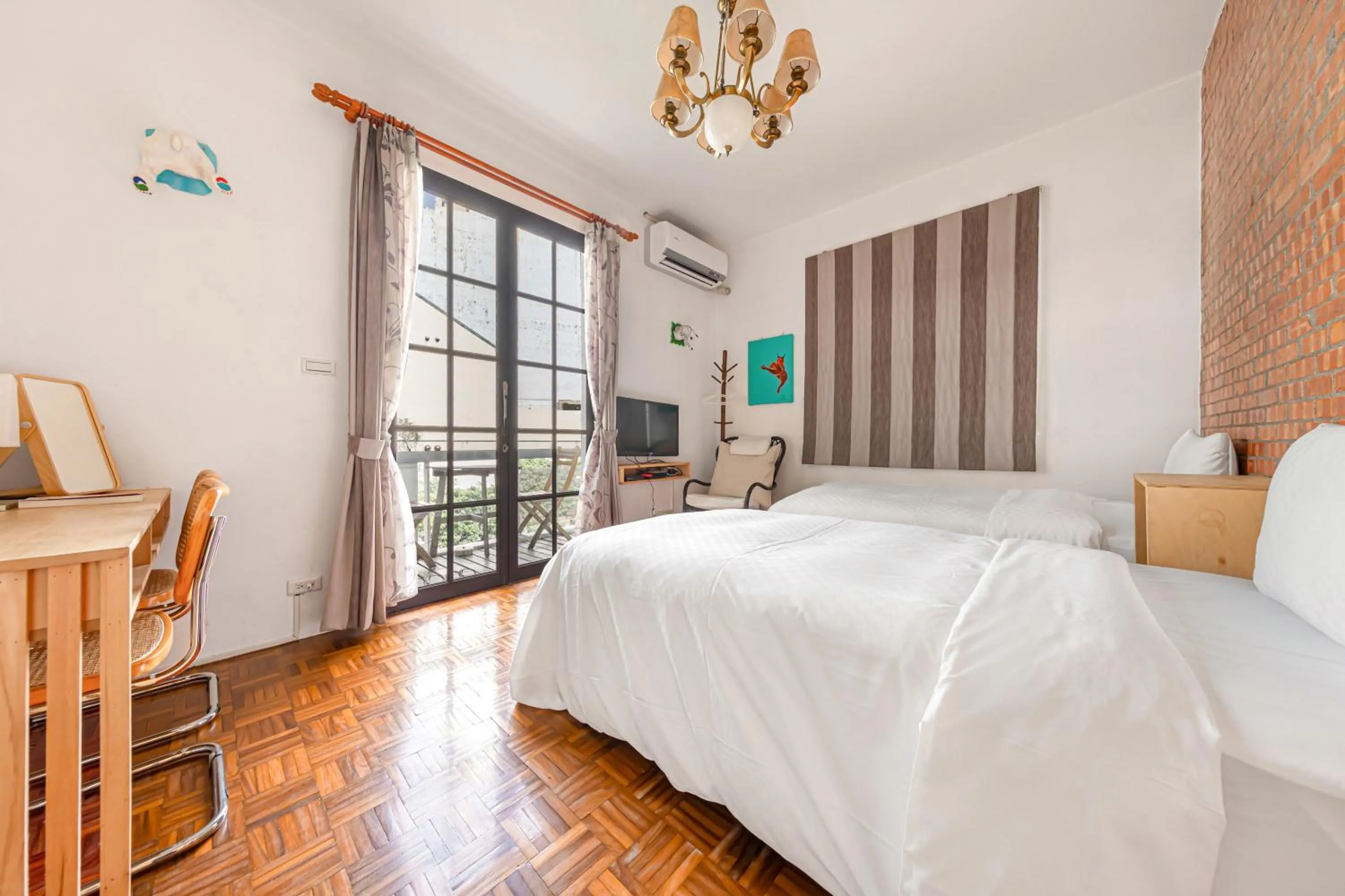 Photo of the whole room, Bed in IsShoNi house