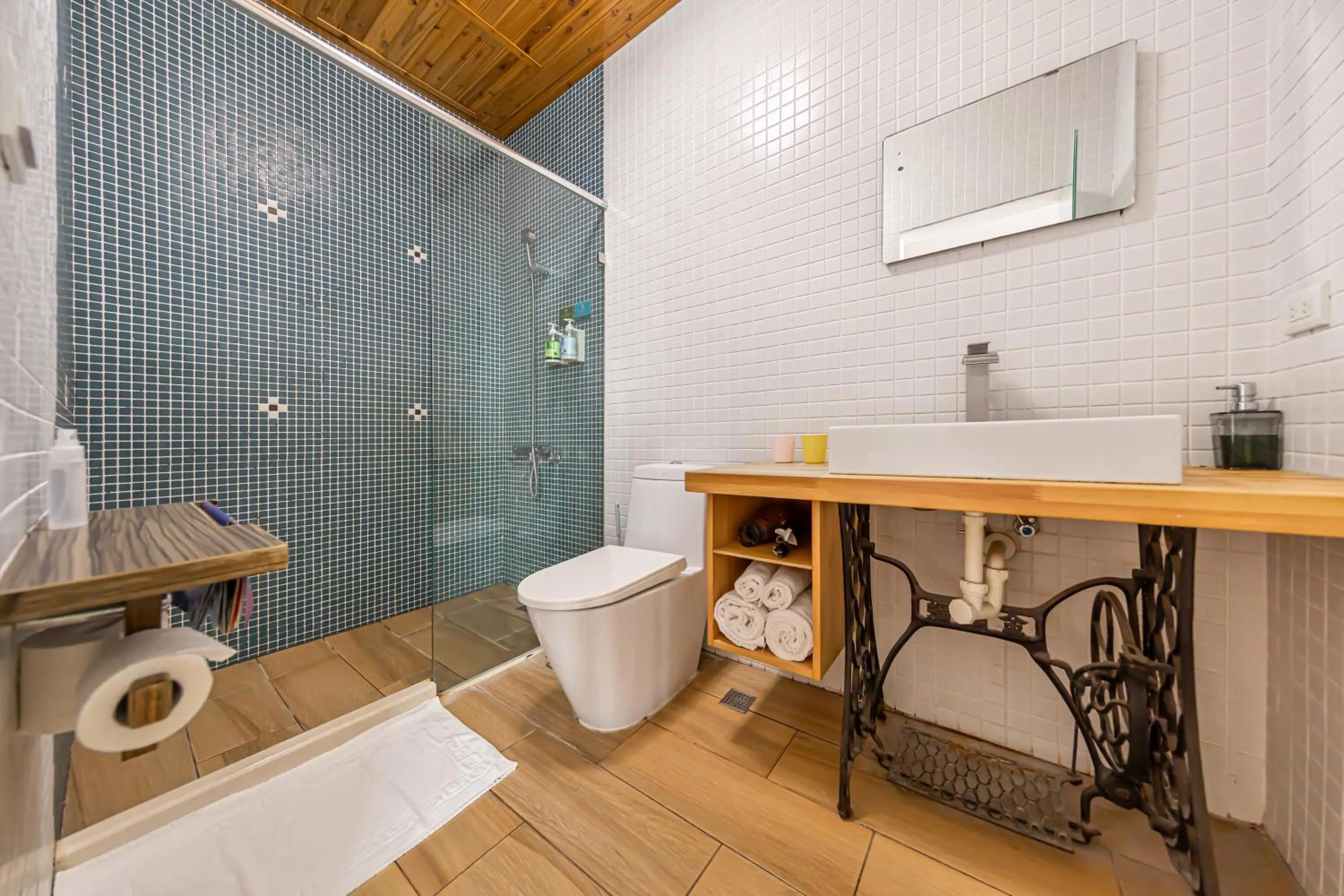 Bathroom in IsShoNi house