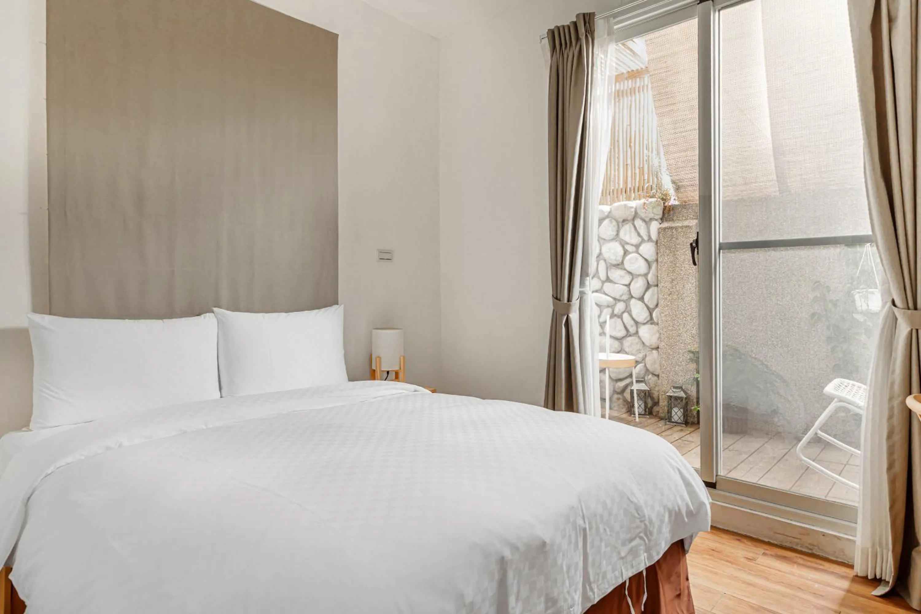 Photo of the whole room, Bed in IsShoNi house