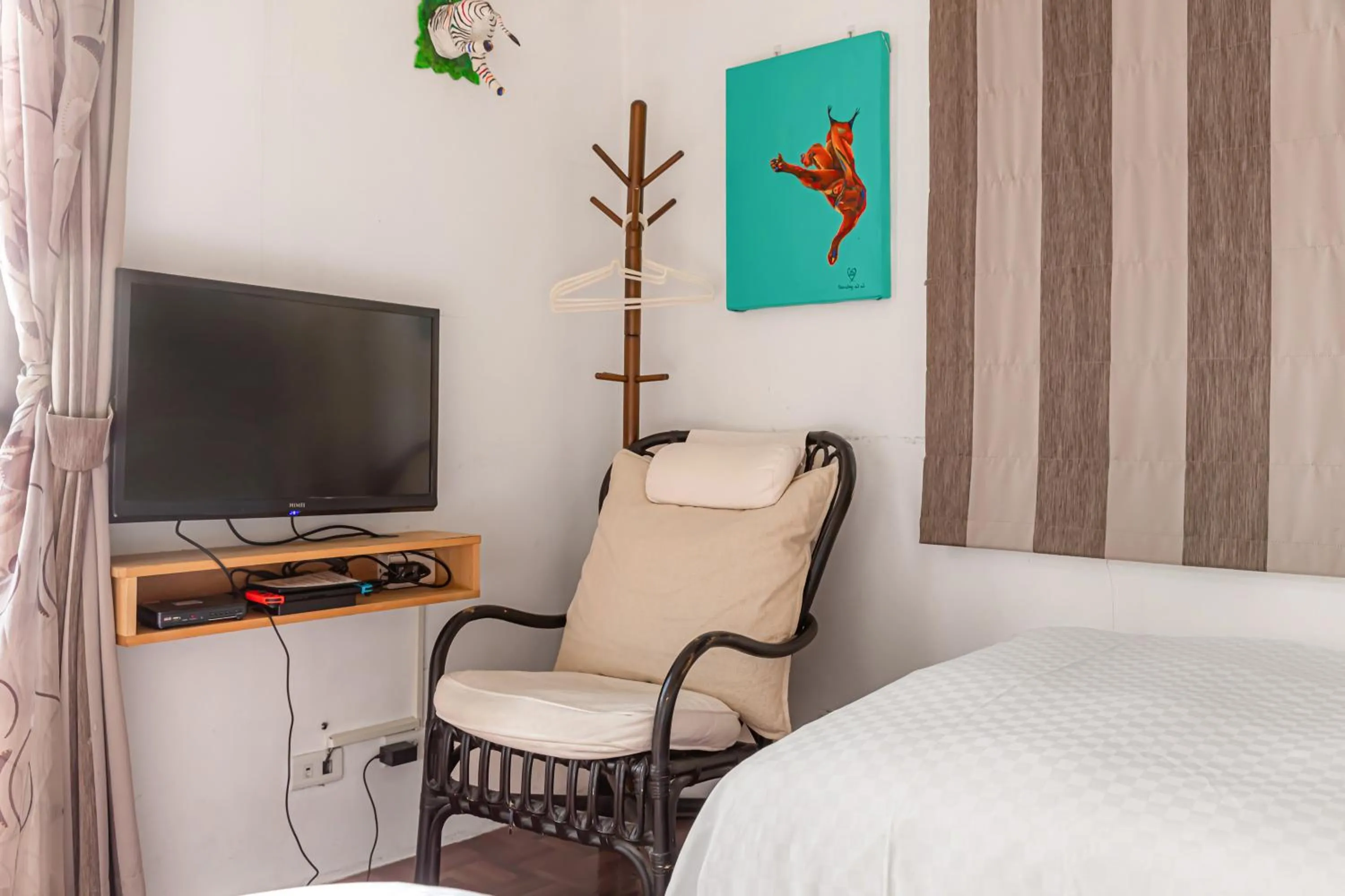 Photo of the whole room, Bed in IsShoNi house