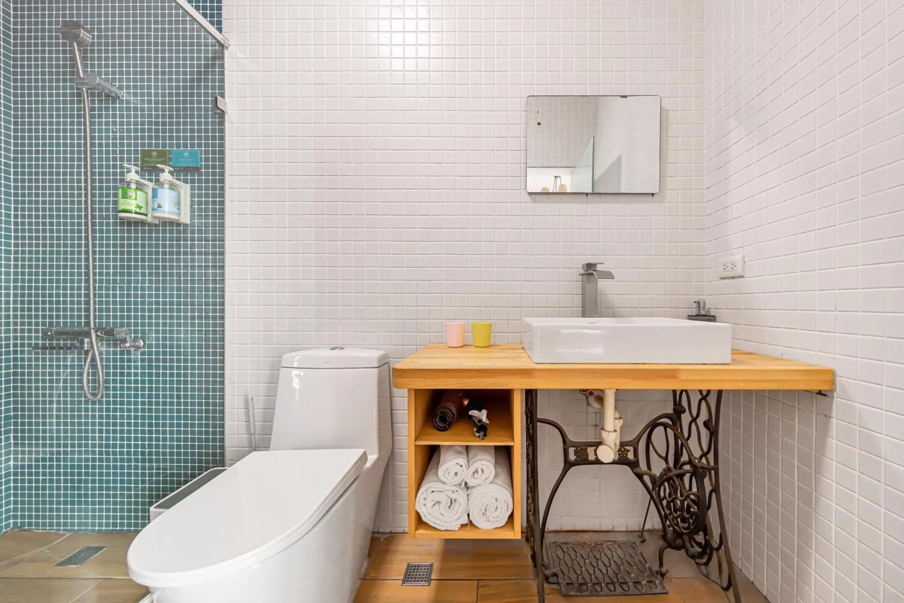 Bathroom in IsShoNi house