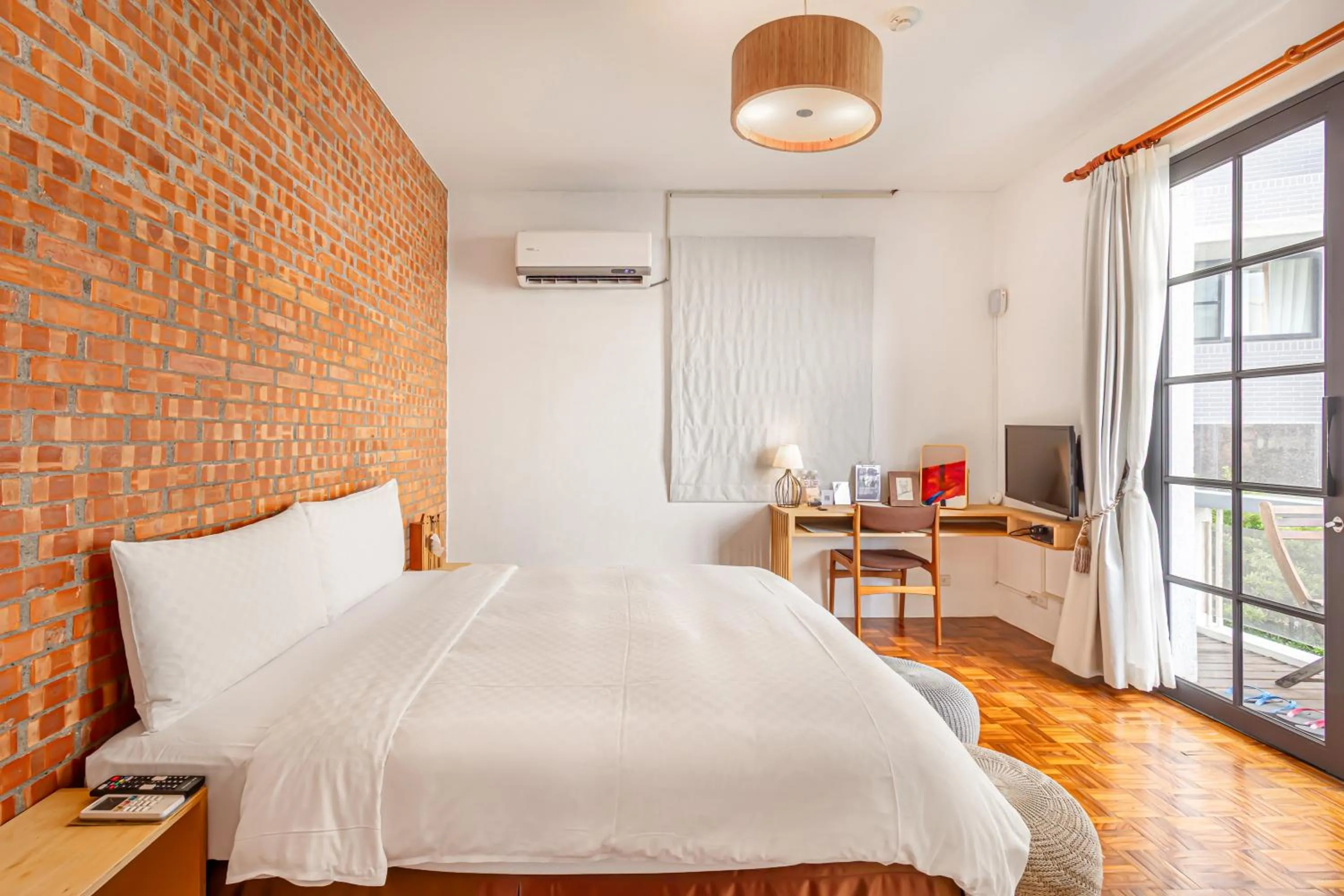 Photo of the whole room, Bed in IsShoNi house