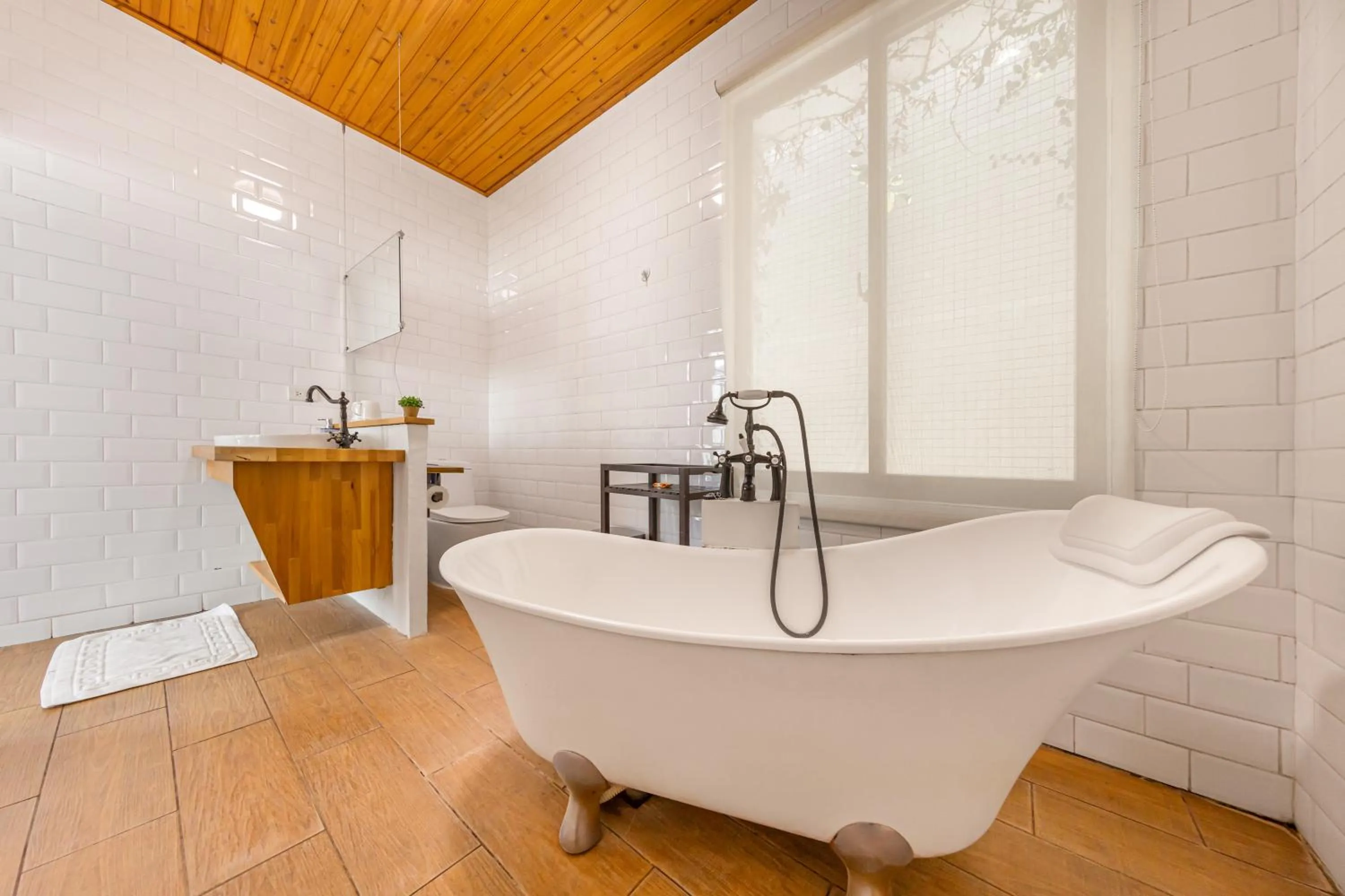 Bathroom in IsShoNi house