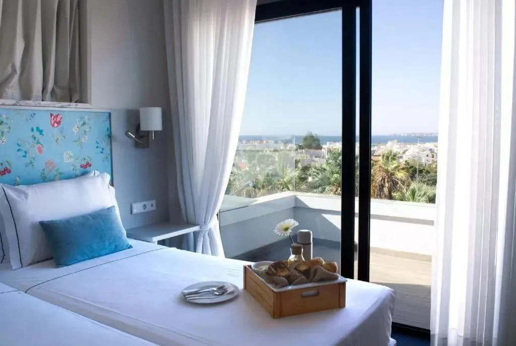 Photo of the whole room, Bed in Agua Hotels Alvor Jardim