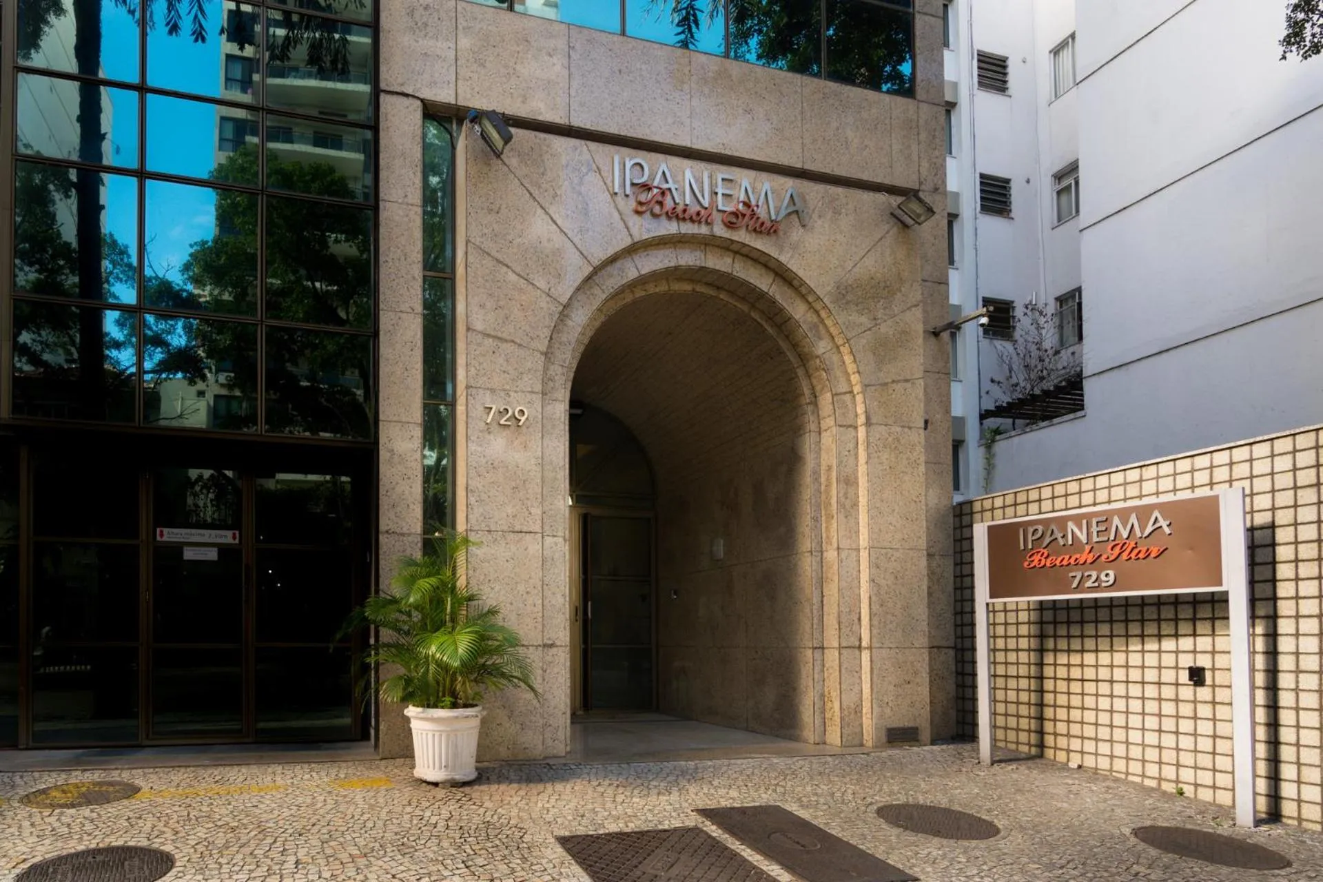 Facade/entrance in MC FLATS IPANEMA BEACH STAR