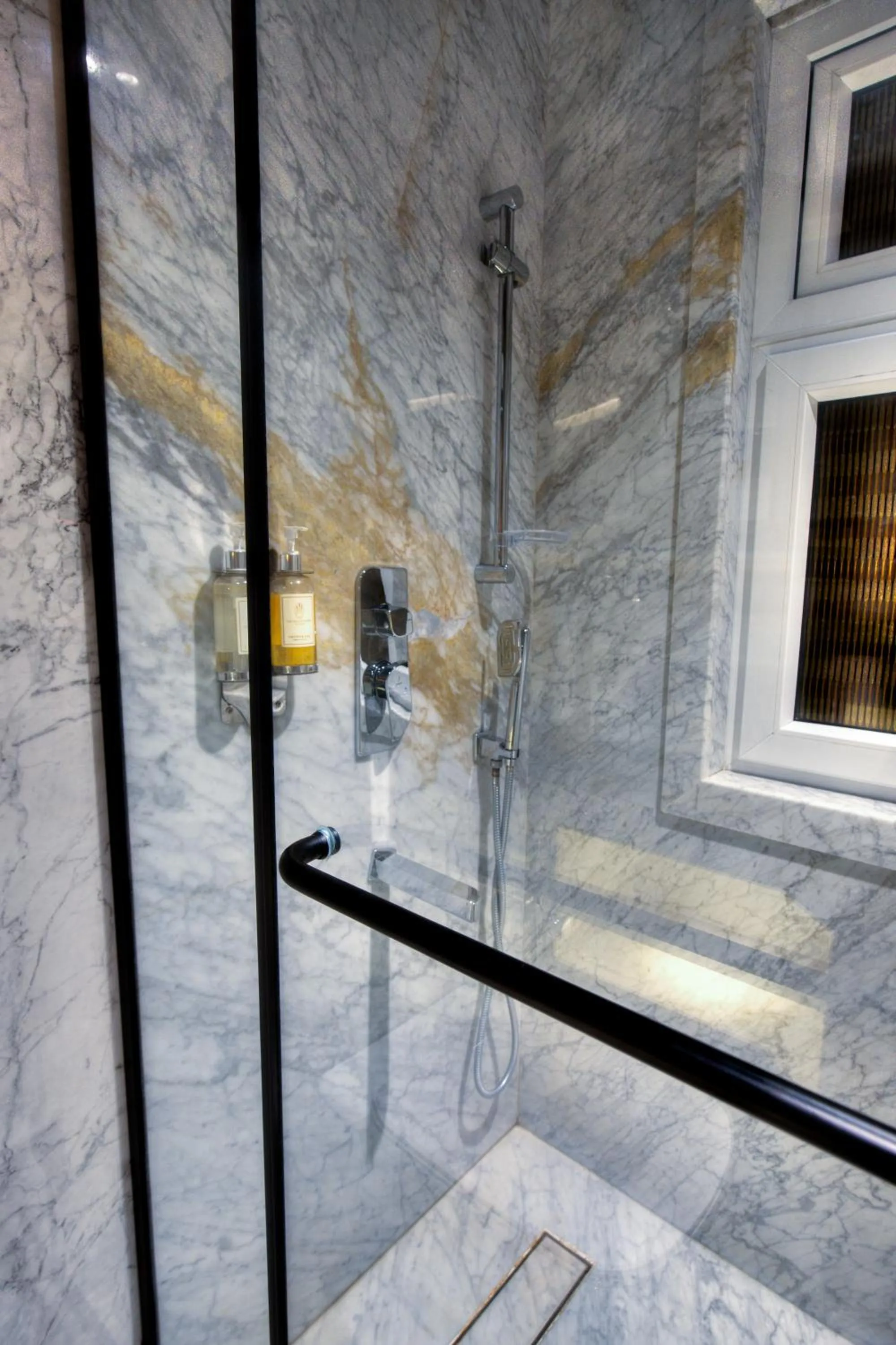 Shower in THE SINGH EMPIRE,New Delhi City Centre