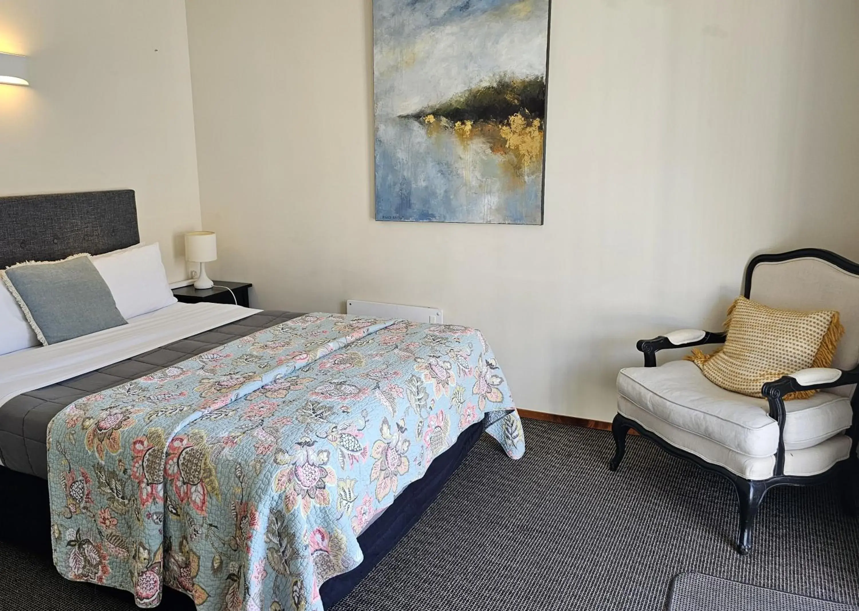 Photo of the whole room, Bed in Albert Number 6 Photo of the whole room, Bed in Albert Number 6