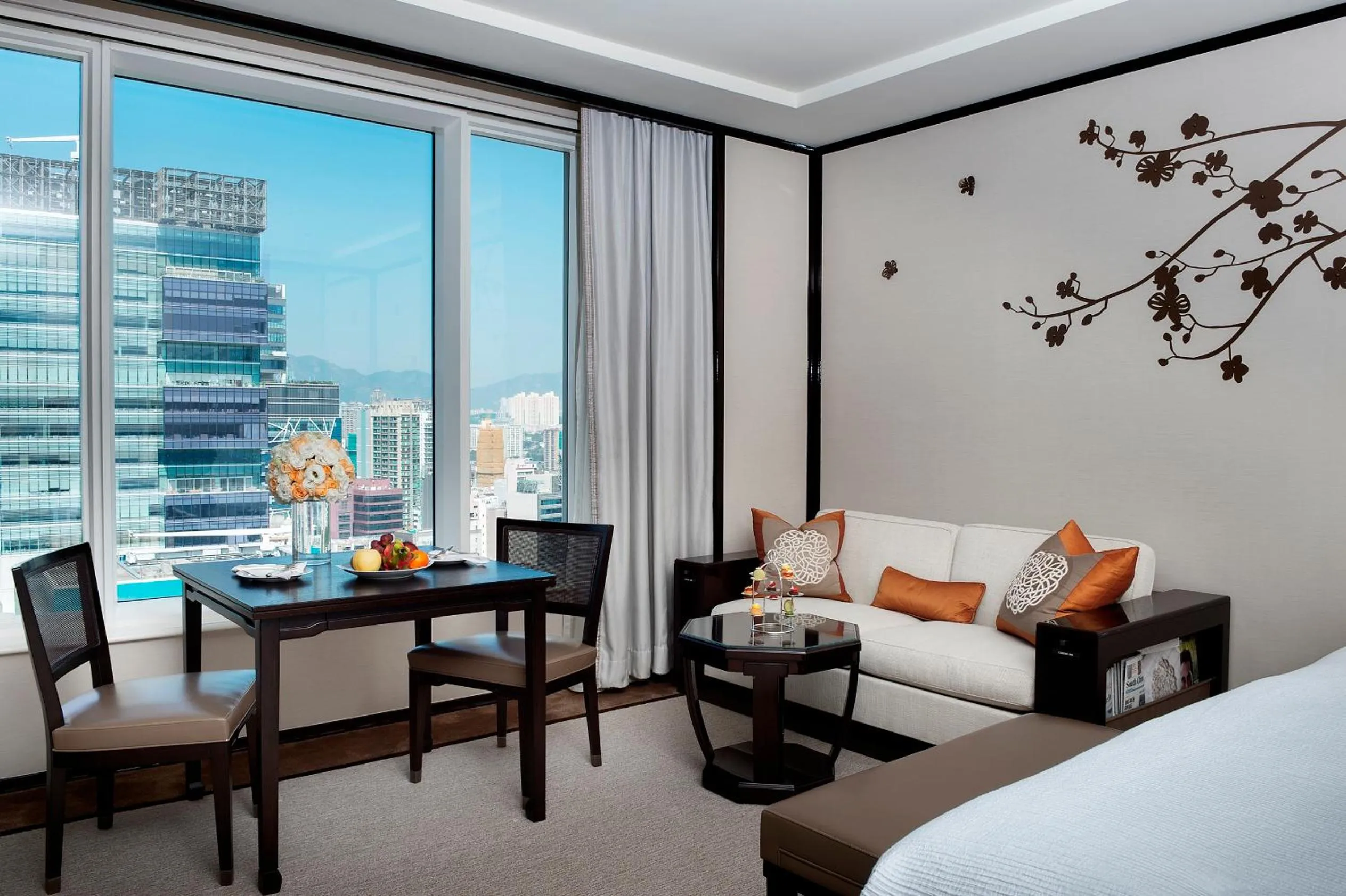 Seating area, Bed in The Peninsula Hong Kong