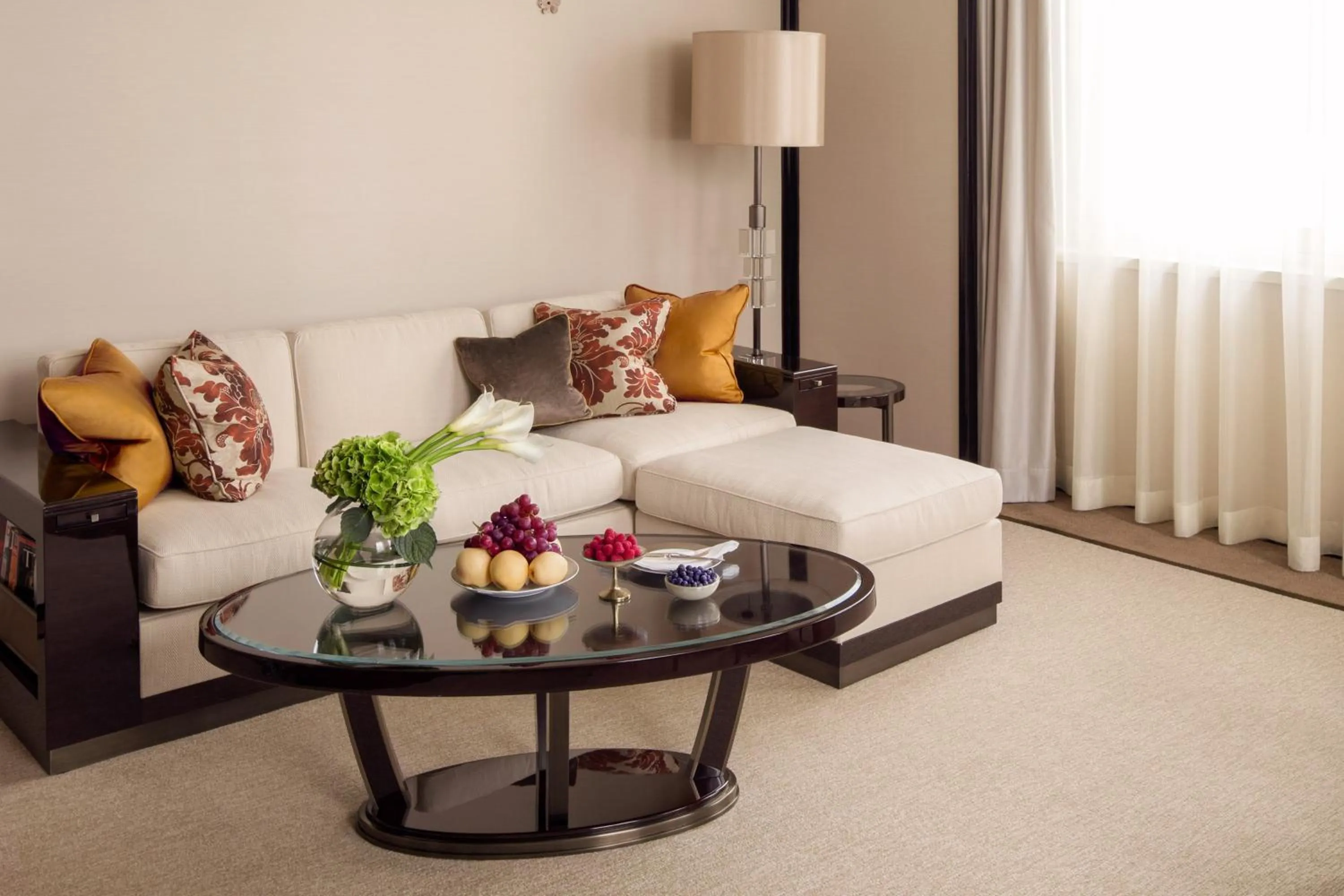 Seating area, Bed in The Peninsula Hong Kong