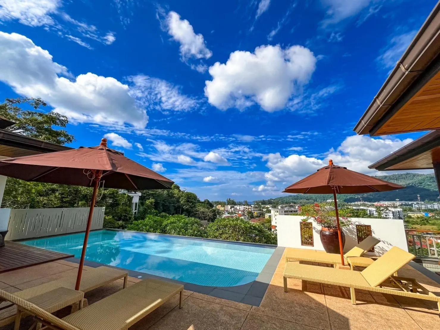 Swimming pool in Villa Tantawan Resort - Private Pool Villas