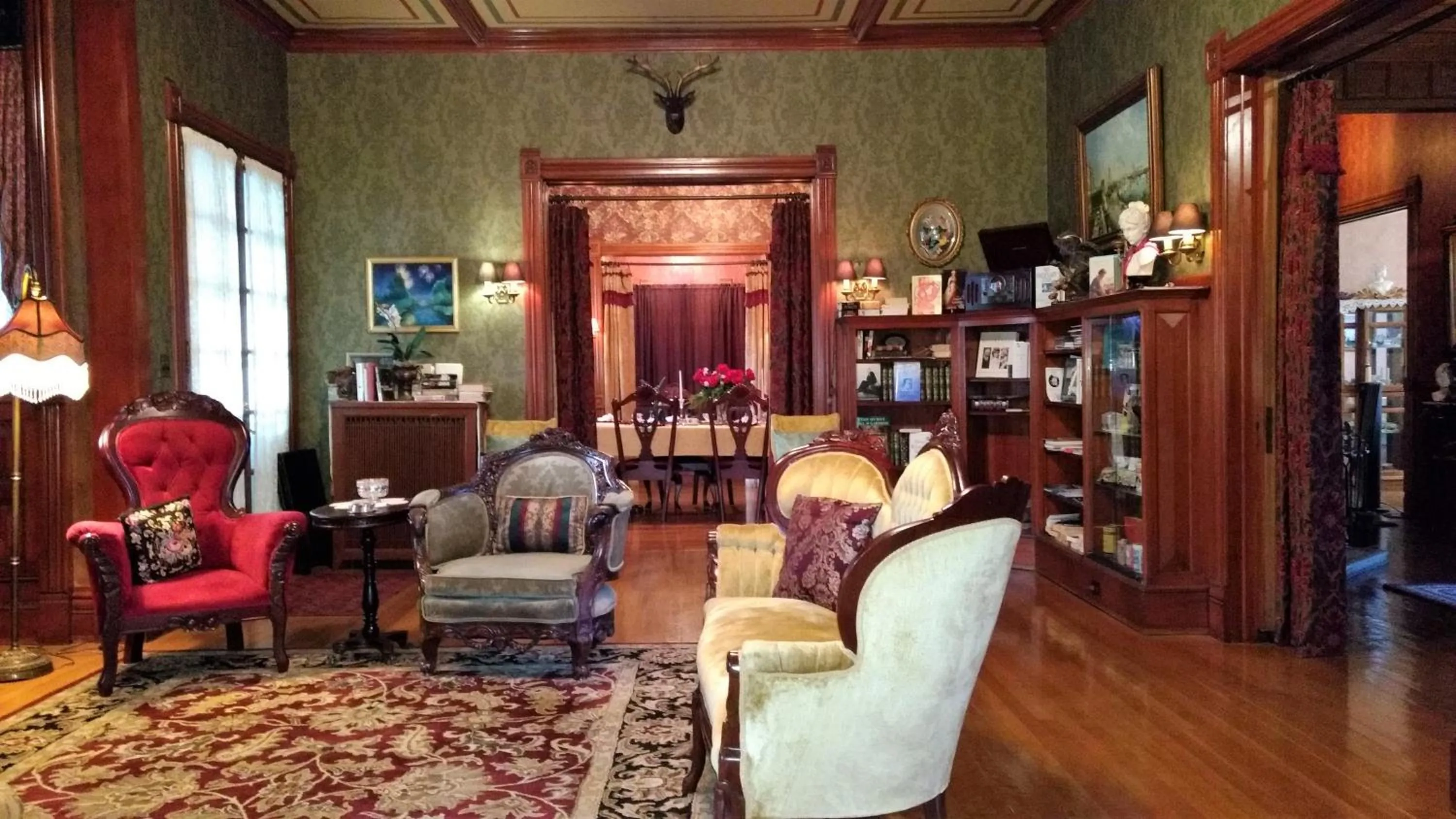 Living room in Alexander Mansion Bed & Breakfast