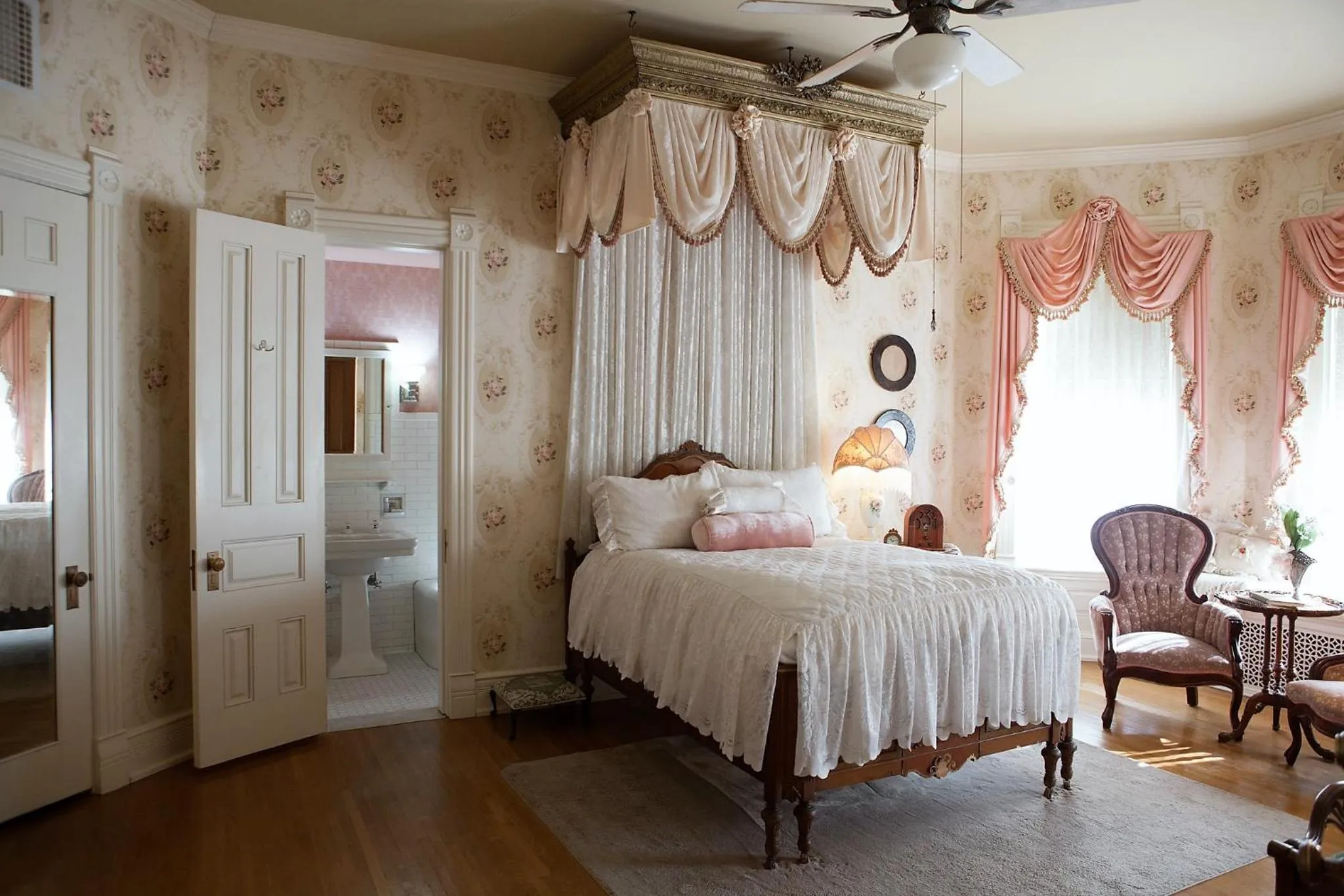 Bed in Alexander Mansion Bed & Breakfast