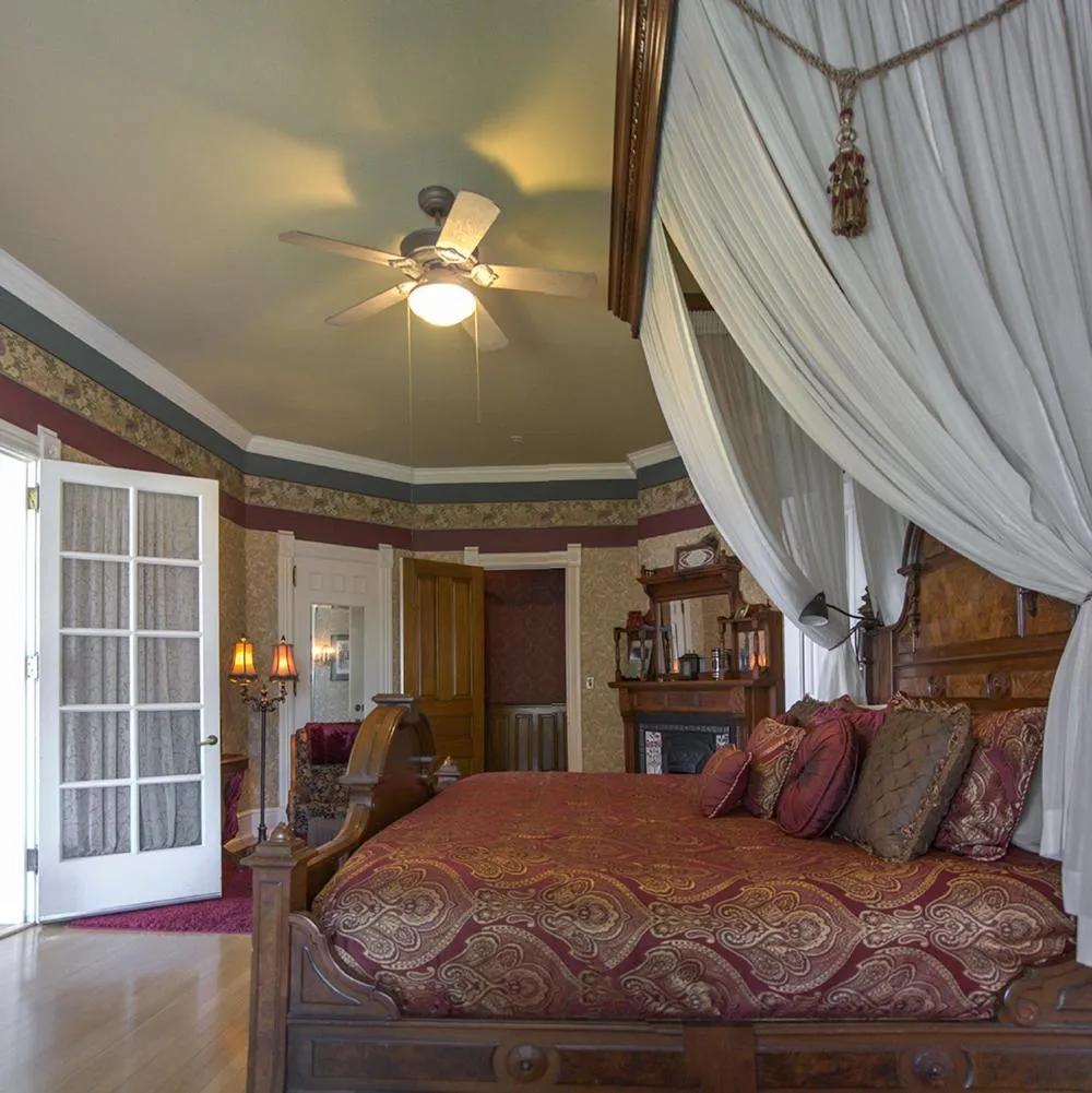 Bed in Alexander Mansion Bed & Breakfast