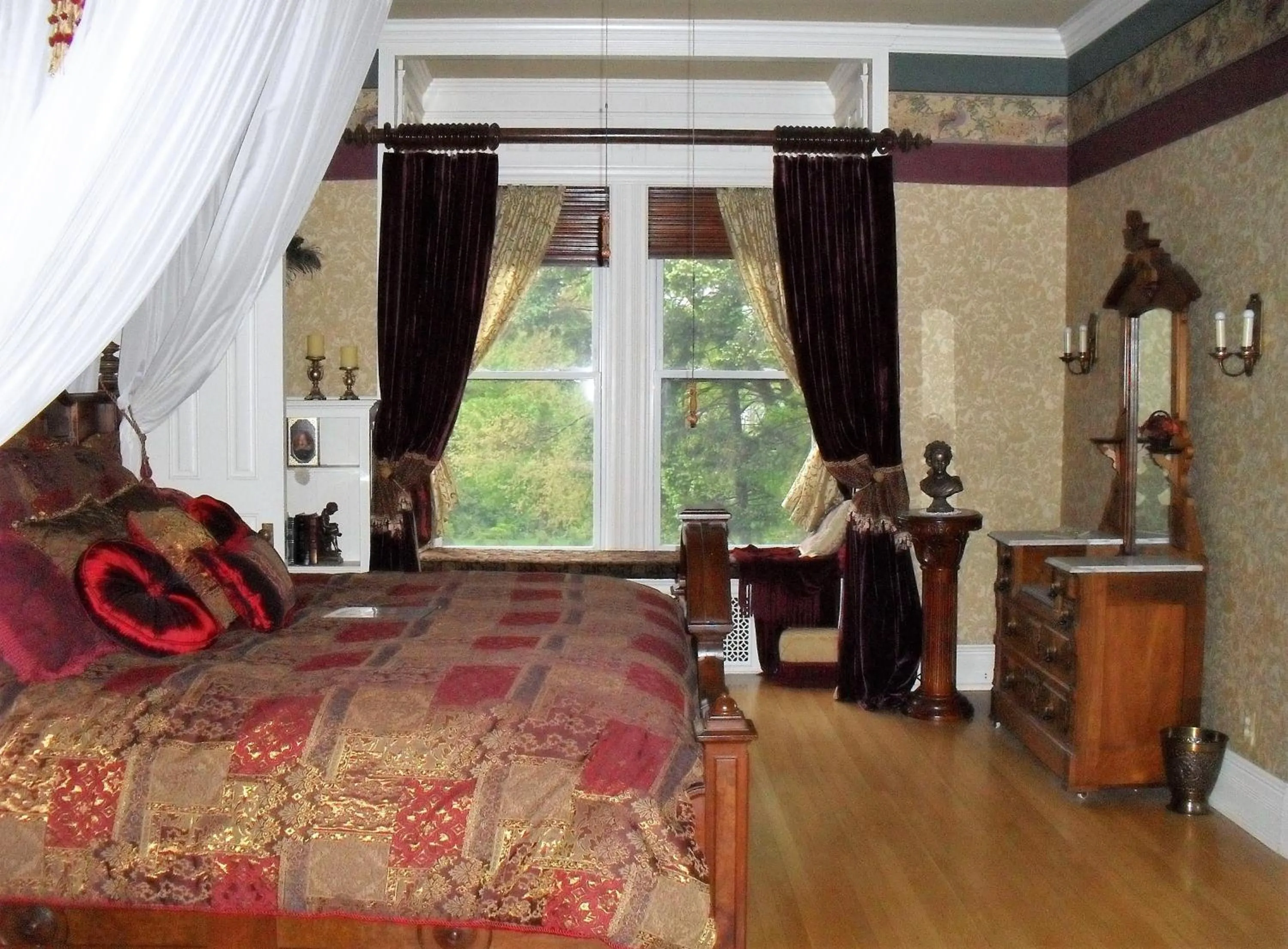 Bed in Alexander Mansion Bed & Breakfast