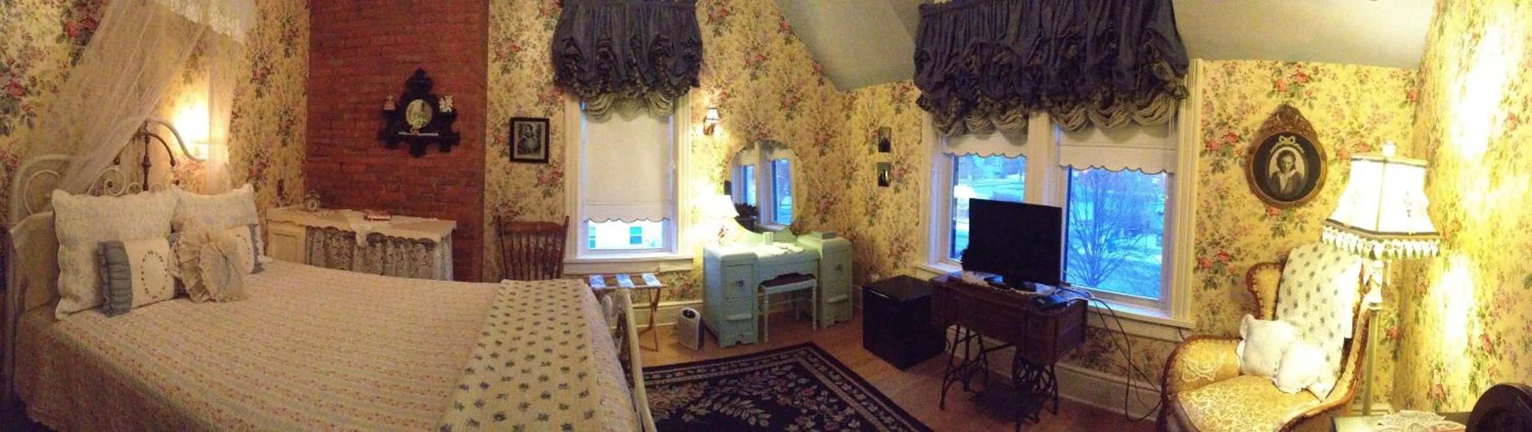 Bed in Alexander Mansion Bed & Breakfast