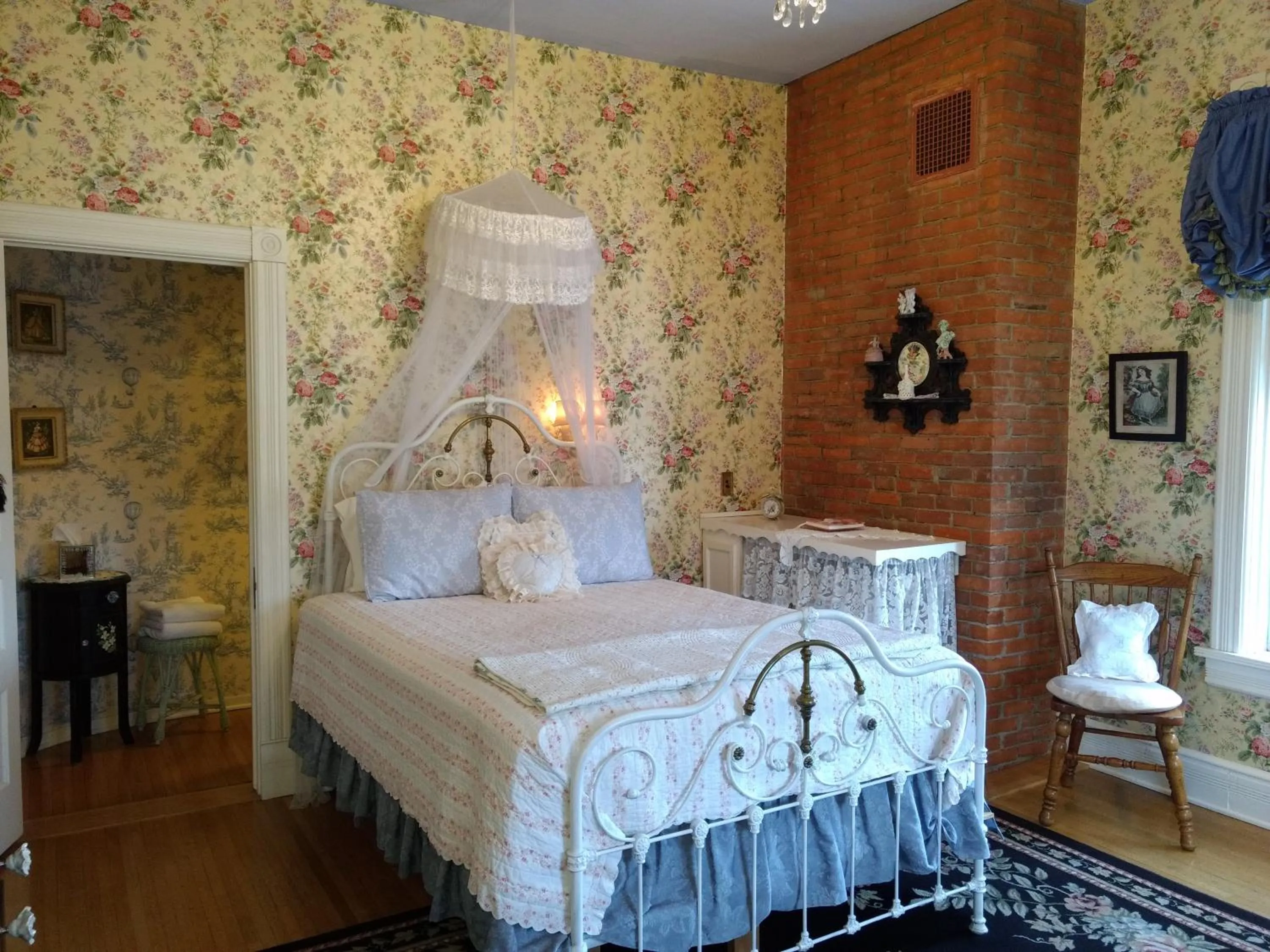 Bed in Alexander Mansion Bed & Breakfast