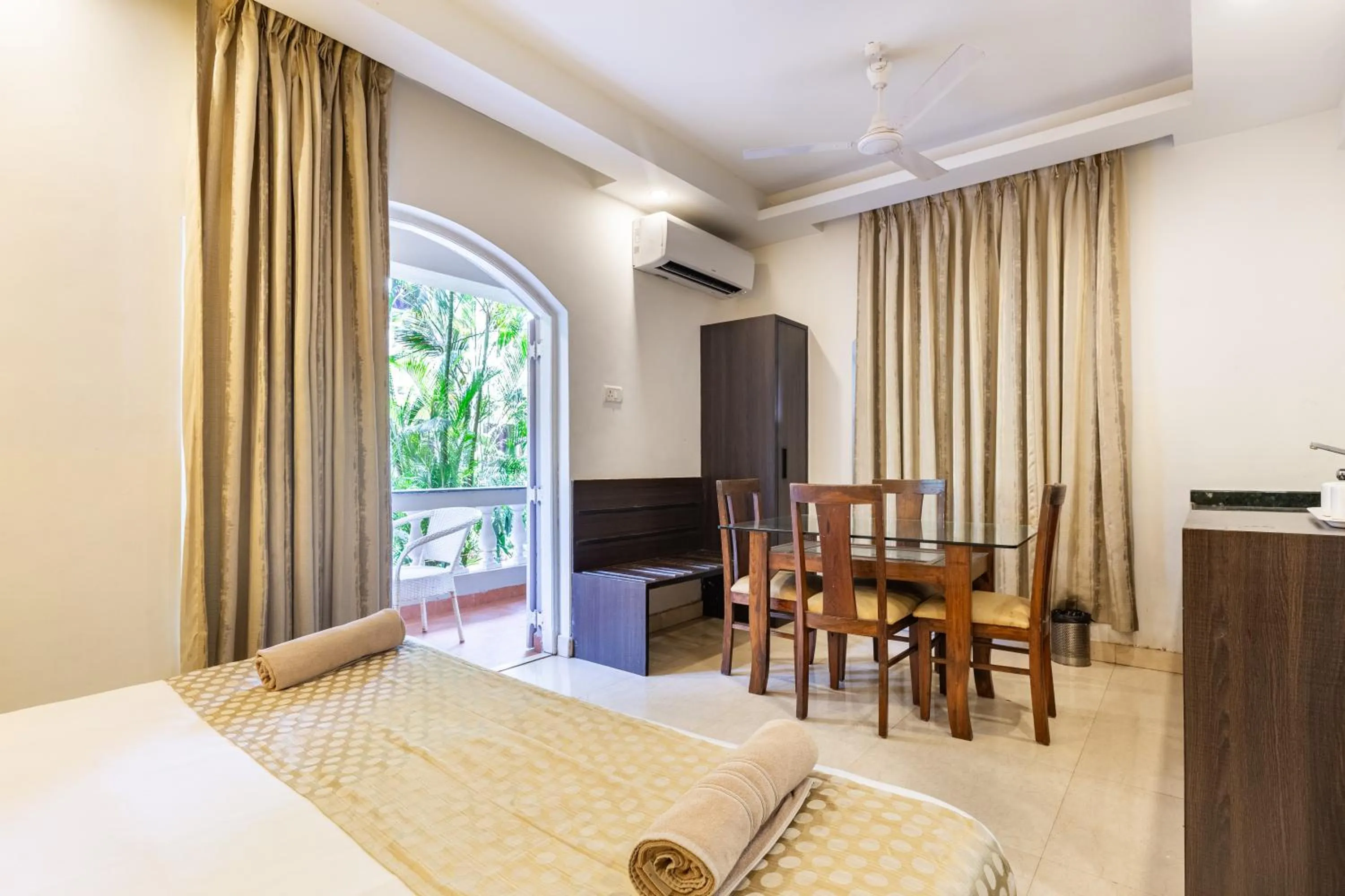 Seating area, Bed in CALUX Joia Do Mar Resort - Calangute