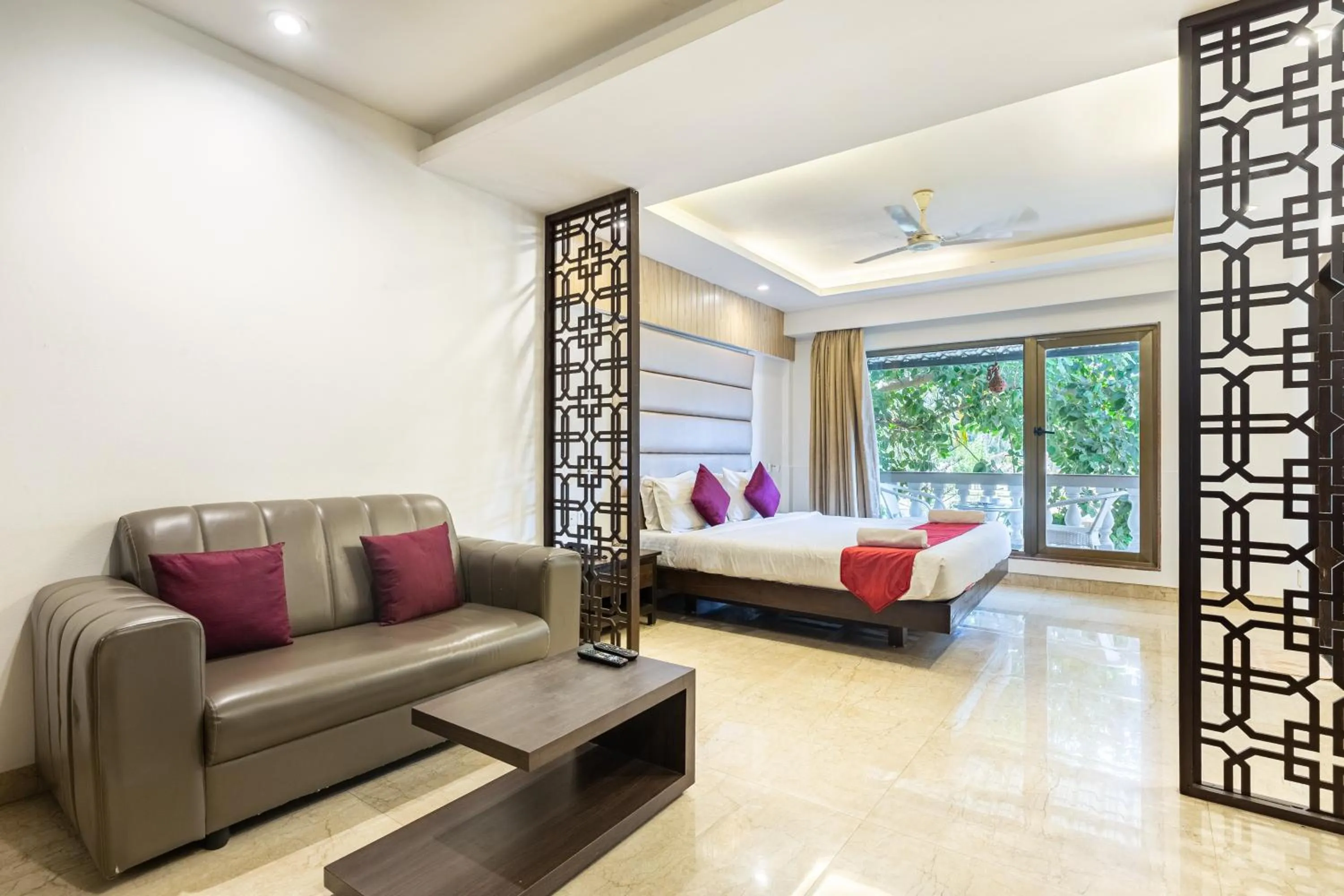 Seating area, Bed in CALUX Joia Do Mar Resort - Calangute