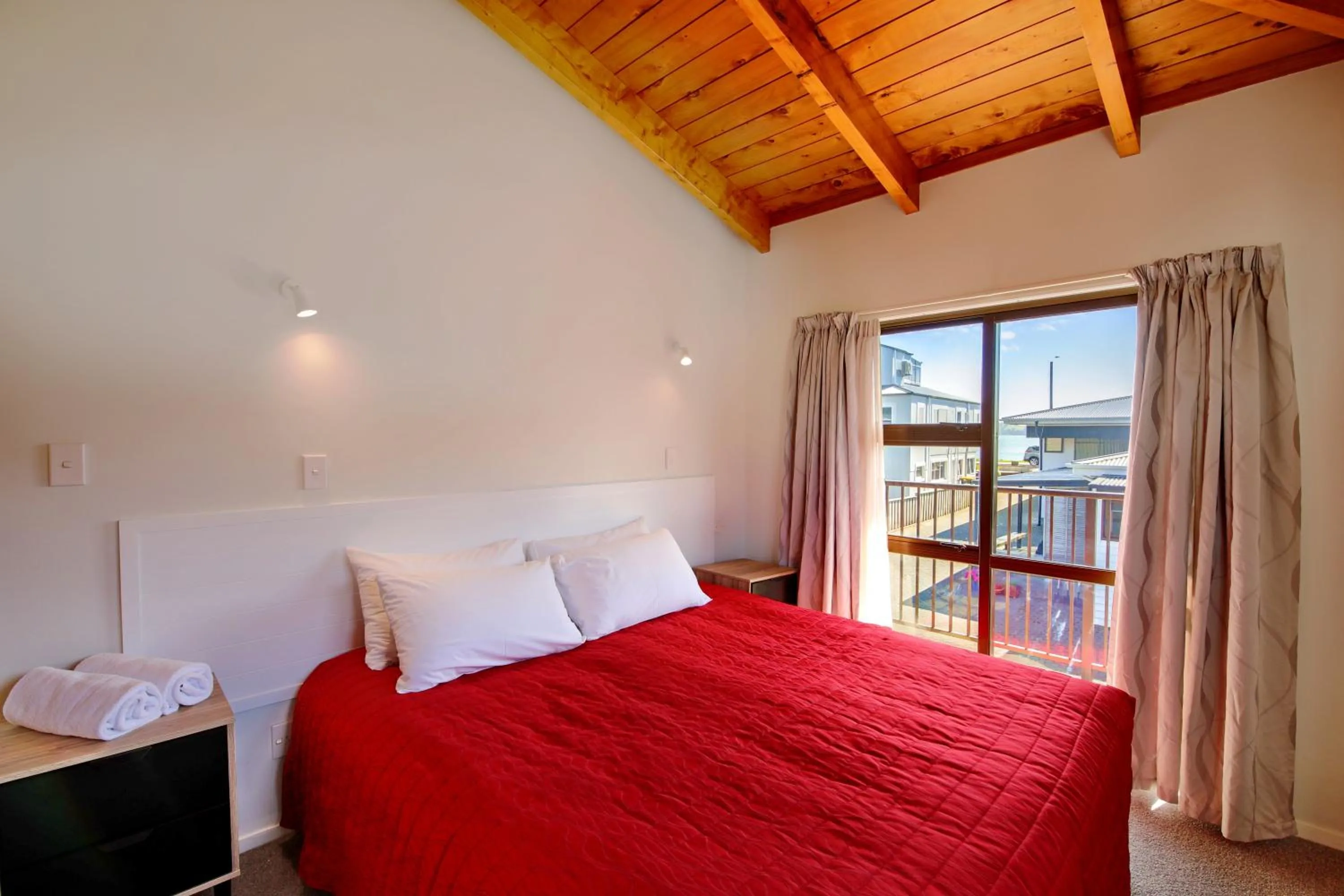 Bedroom, Bed in Blue Marlin Apartments