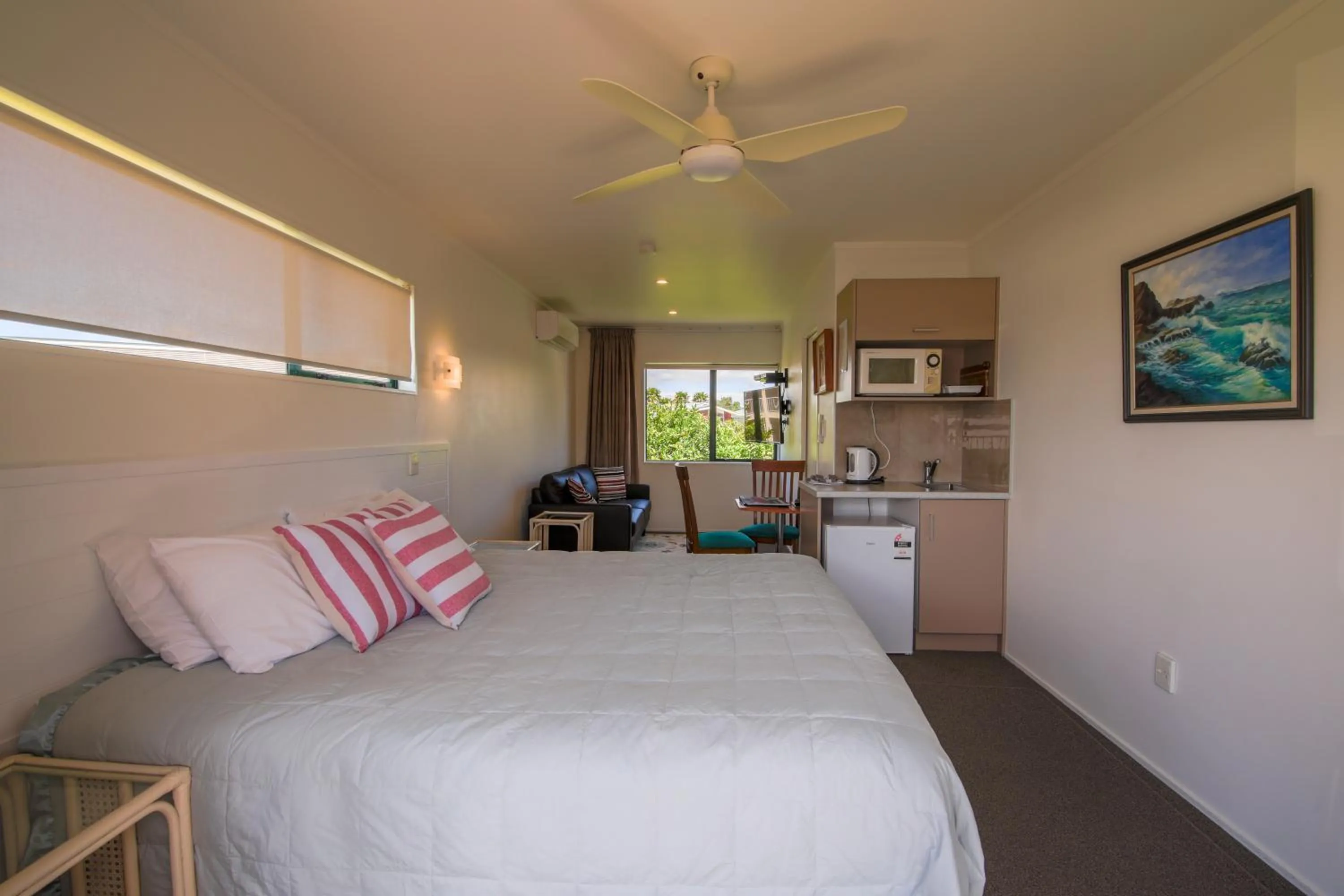 Photo of the whole room, Bed in Blue Marlin Apartments