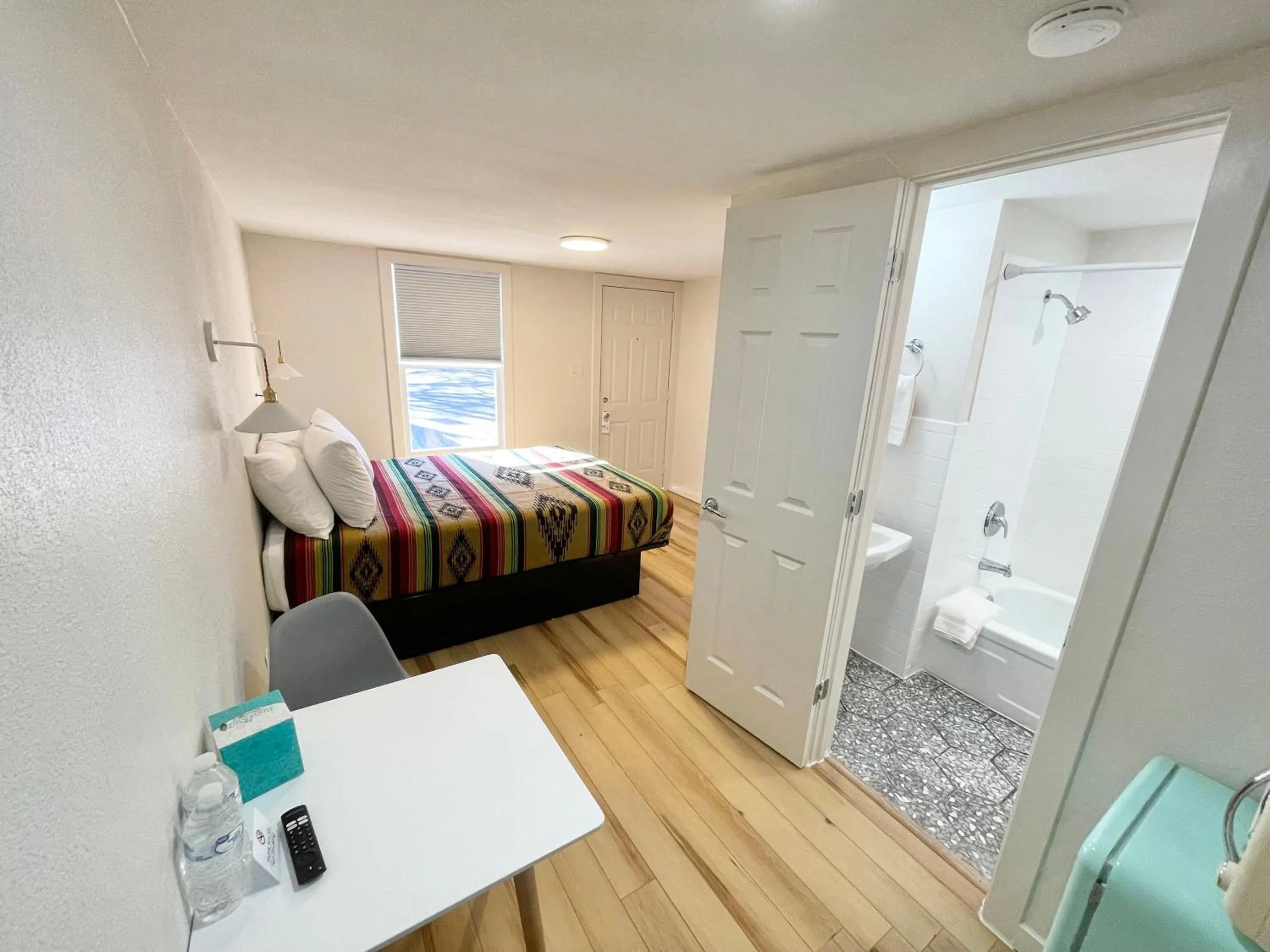 Shower, Bed in Frederick Motel