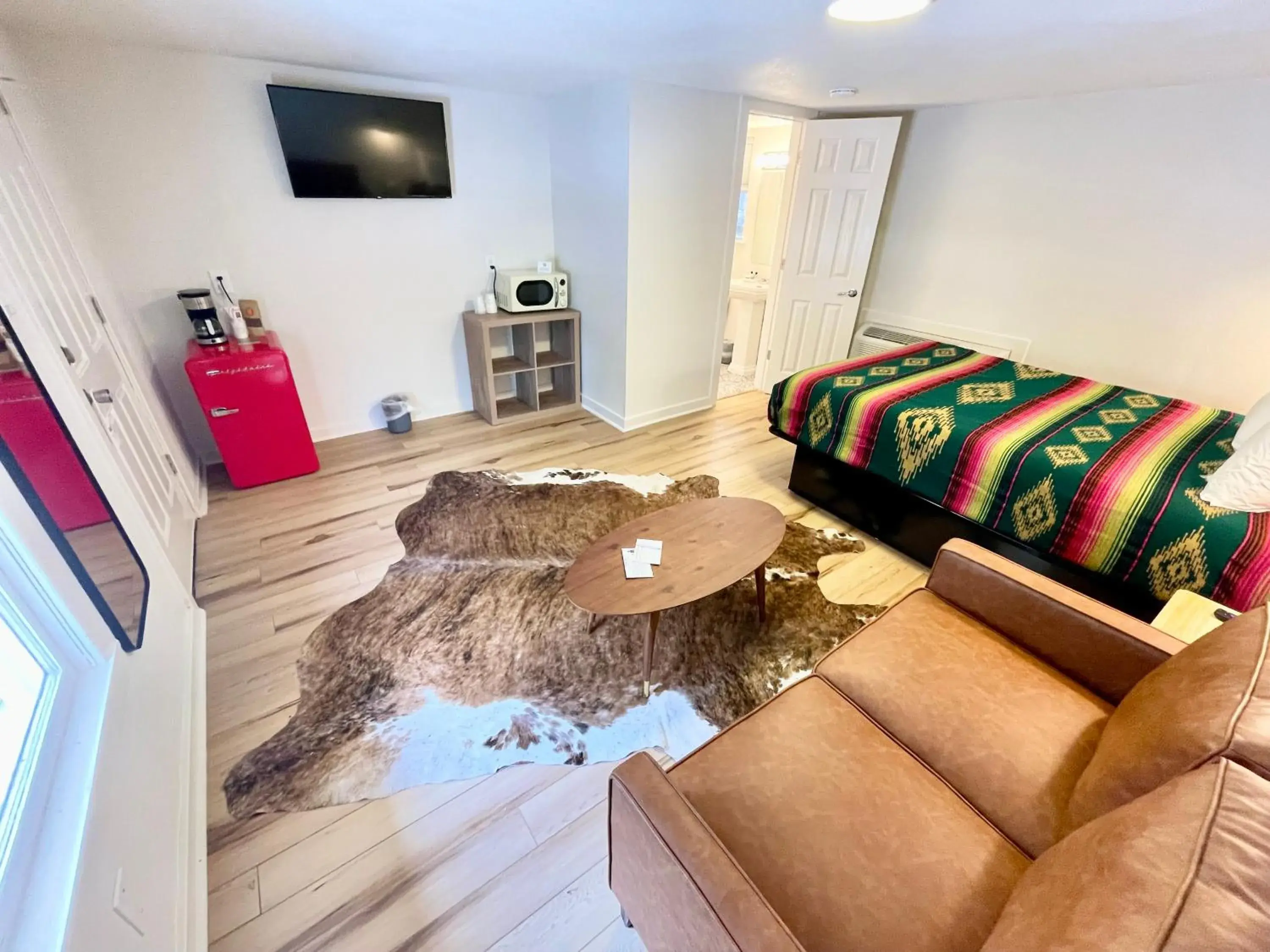 Deluxe Queen Suite in Frederick Motel Deluxe Queen Suite in Frederick Motel