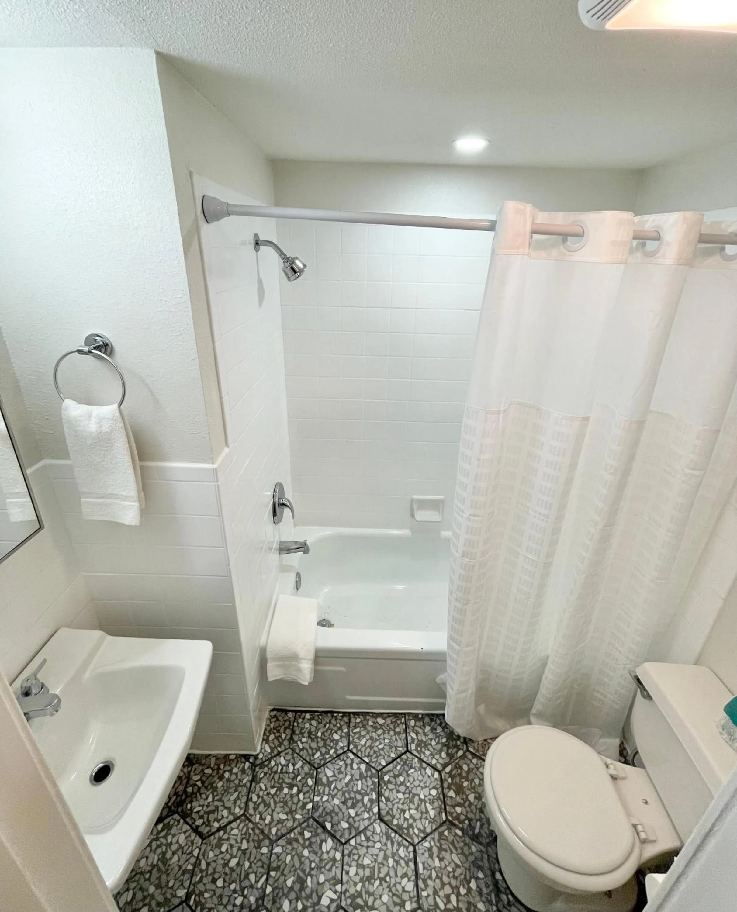 Shower in Frederick Motel