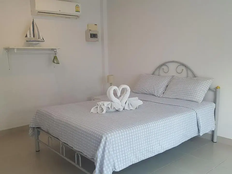 Bed in Charlie's Bungalows Bed in Charlie's Bungalows