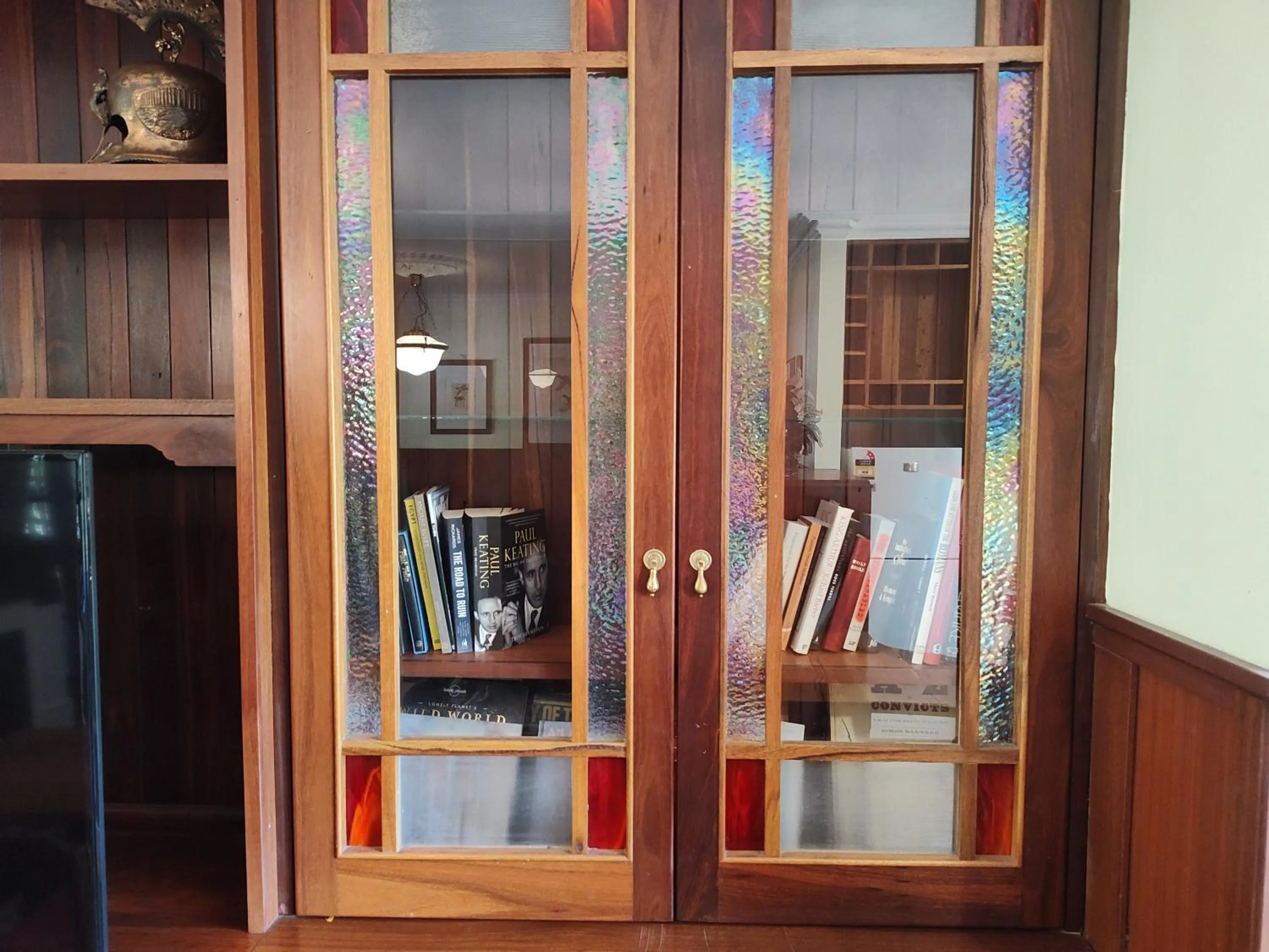 Library in Bridgefield Guest House