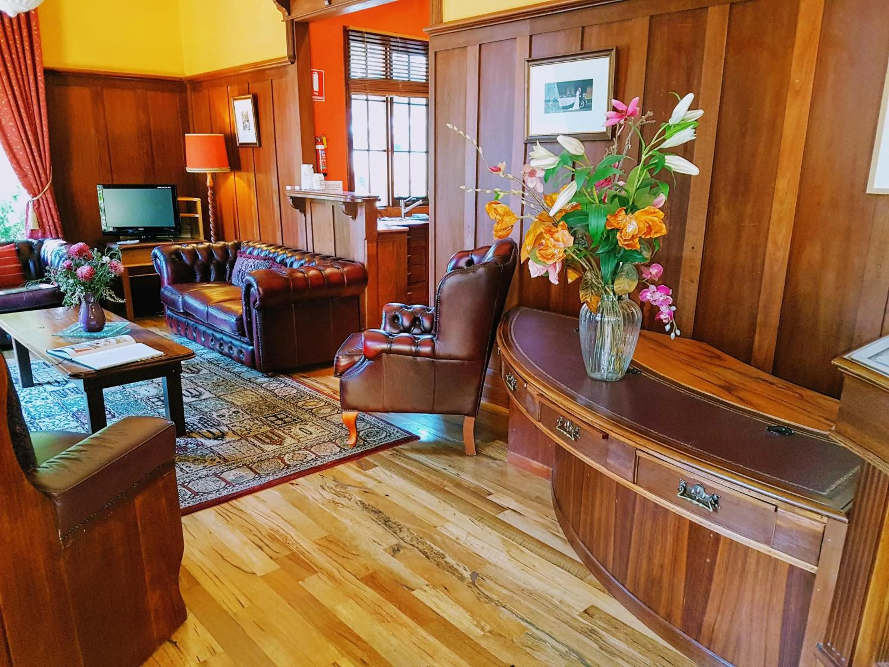 Communal lounge/ TV room in Bridgefield Guest House