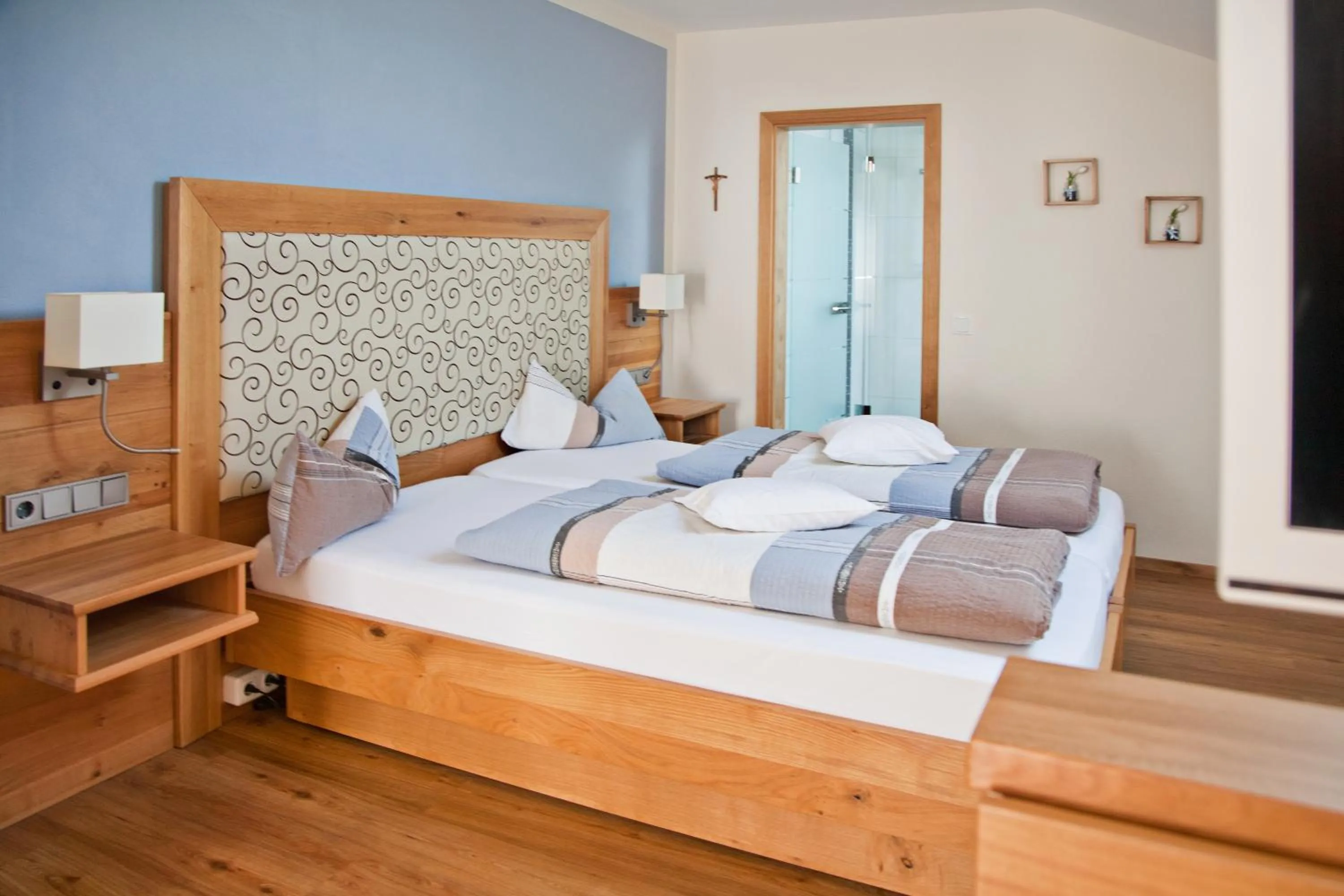 Photo of the whole room, Bed in Hotel am Wiesenhang - Garni